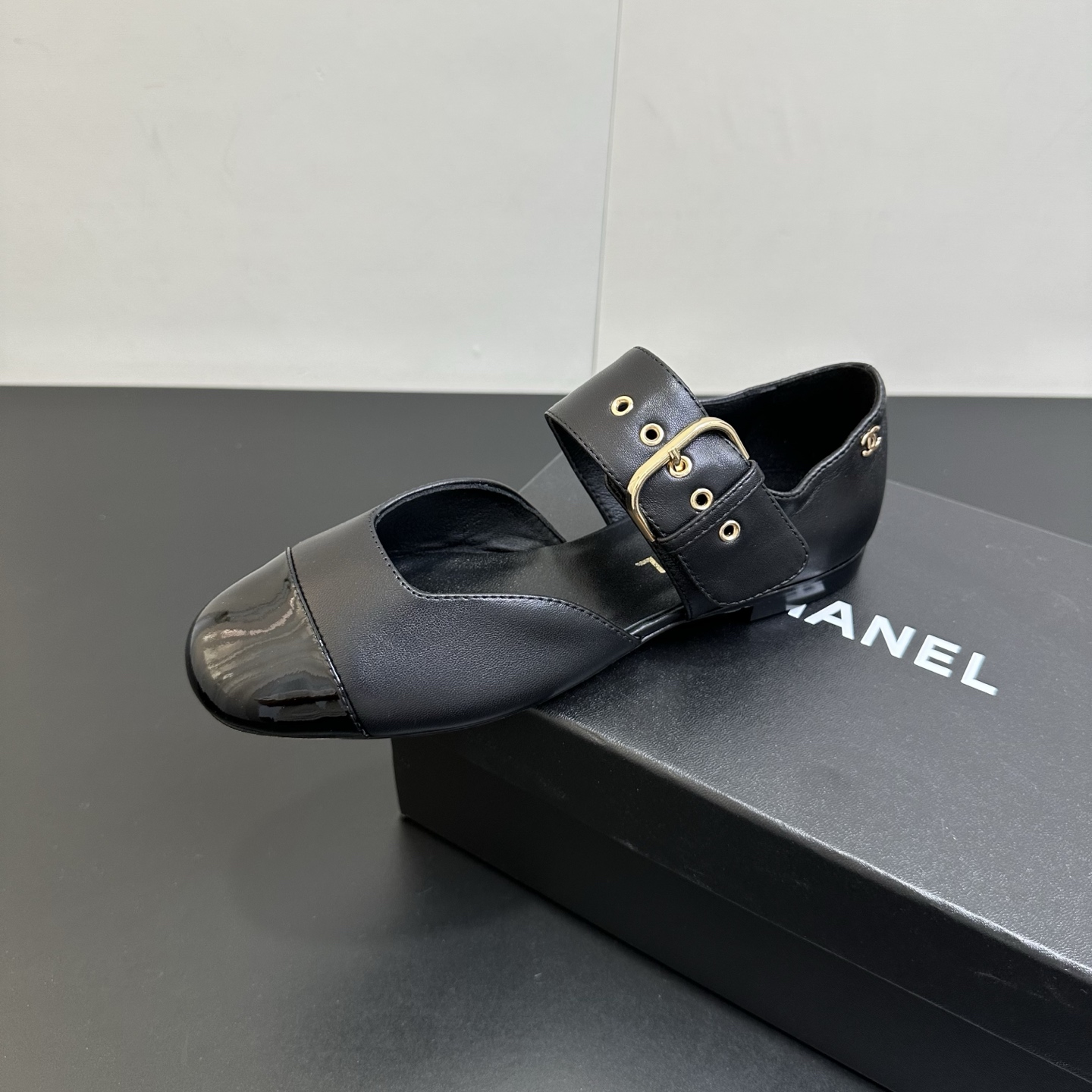 NO:747285,2026 spring and summer new Chanel Xiaoxiang 26P classic double color square toe Mary Jane shoes with belt buckle hollow flat ballet shoes. Metal buckle design, simple retro and fashionable. The flat bottom is comfortable and can be easily used for daily commuting or leisure. The fabric is soft, the patent leather is full of luster, the details are exquisite, and the brand sense is full. Mary Jane shoes are classic and elegant, can be worn with skirts and trousers, and can be easily switched between multiple styles. They are practical and versatile fashion items!  Customized ribbed satin/sheepskin upper, sheepskin lining, Italian genuine leather outsole, size 35-39 (40.41 custom-made, non-returnable), Mary Jane, chanel, mary jane, skirts, sheepskin, Leather soles198609092026春夏新款Chanel小香26P 经典双拼色方头玛丽珍鞋皮带扣中空平底芭蕾舞单鞋 金属扣带设计,简约复古又时髦.平底舒适,日常通勤或休闲都能轻松驾驭.织物柔软,漆皮光泽感满满,细节精致,品牌感十足.玛丽珍鞋经典优雅,裙装裤装都能搭,轻松切换多种风格,是实用又百搭的时尚单品！ 鞋面定制罗纹缎/羊皮 内里垫脚羊皮 鞋底意大利真皮大底 码数35-39（40.41定做不退换）,玛丽珍,chanel,mary jane,skirts,sheepskin,Leather soles,Women's Shoes