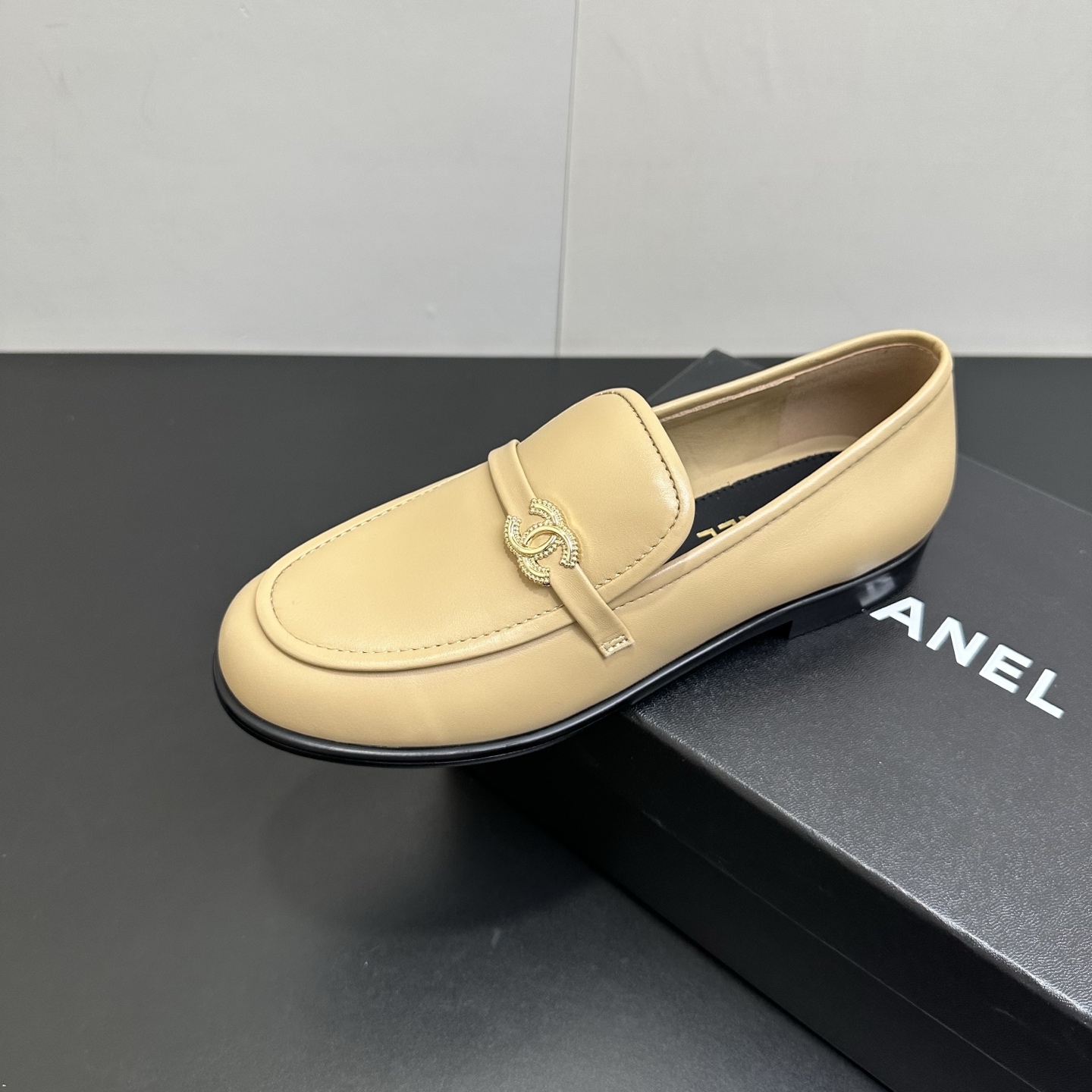 NO:747282,New model for early spring, Chanel Xiaoxiang 26B double C-buckle loafers, thick-soled Mule shoes, which can be worn all year round. No matter when you pair them with each other, they look high-end and eye-catching. You can grab lots of attention when shopping!  Easily travel between commuting and leisure occasions, be a carefree fashionable and elegant woman~ Cowhide upper, sheepskin lining, Italian A-grade genuine leather outsole, size 35-39 (40.41 custom-made, non-refundable), loafers, chanel, loafers, cowhide, sheepskin, Leather soles19860909早春新款 Chanel 小香26B双C扣乐福鞋厚底穆勒单鞋 一年四季皆可穿 不管什么时候拿出来搭配都贼高级耐看 逛街压马路赚足眼球！轻松游走于通勤和休闲场合 做个漫不经心的时髦优雅女子～ 鞋面牛皮 内里垫脚羊皮 鞋底意大利A级真皮大底 码数35-39（40.41定做不退换）,乐福鞋,chanel,loafers,cowhide,sheepskin,Leather soles,Women's Shoes