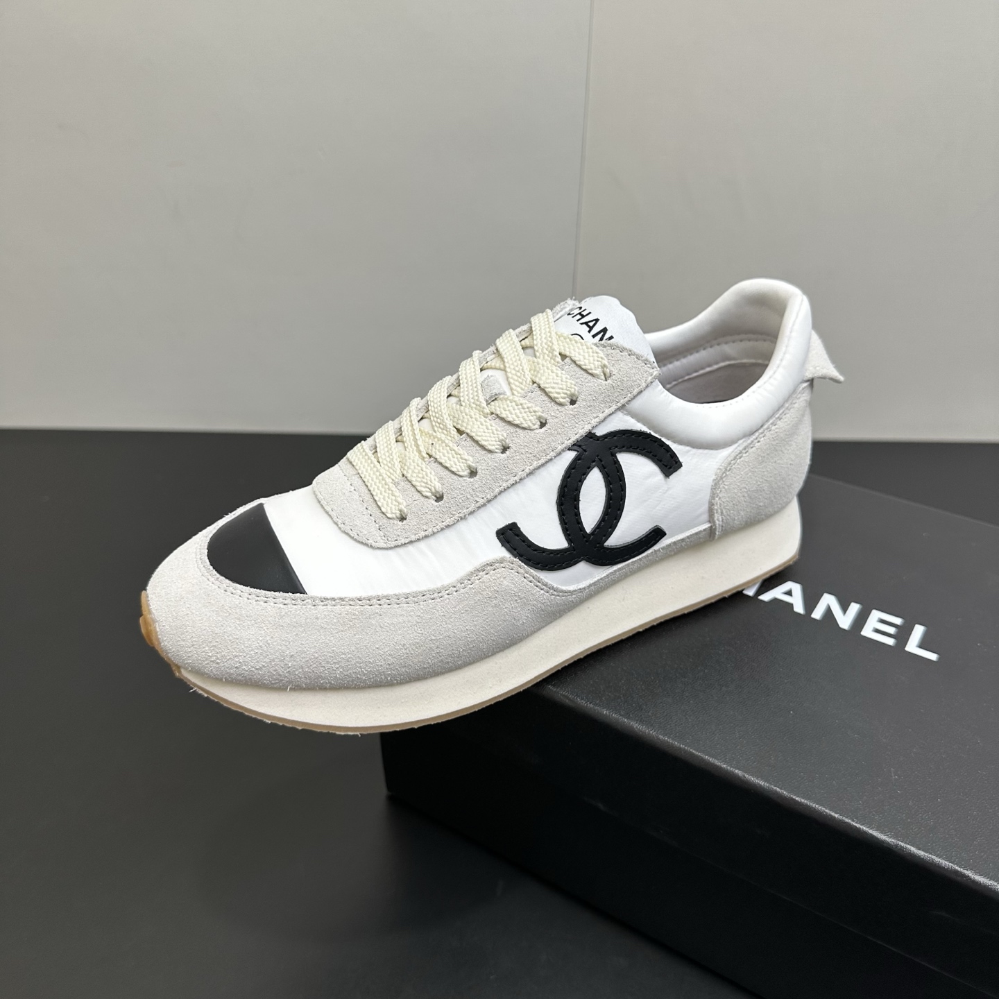NO:747279,CHANEL Chanel Little Fragrance 26ss Spring and Summer New Thick-soled Forrest Gump Casual Sports Shoes The latest hot style Avant-garde and bold design, the sports style is integrated into the simple lines of this thick-soled canvas sneakers. The unique logo is decorated on the side of the shoe body, embellished with retro design, adding iconic elements!  The thick sole design defines the avant-garde modern style. The fabric is original custom-made fabric, transparent mesh/cow suede. The inner lining is original imported sheepskin sole. Original open-molded non-slip rubber outsole. Size#35-39 (40 set), casual shoes/sports shoes, chanel, chanel, sneakers, sheepskin19860909CHANEL香奈儿小香风 26ss 春夏新款 厚底阿甘鞋休闲运动鞋 最新爆款 前卫大胆的设计,运动风格融于此款厚底帆布运动鞋的简约线条, 别致徽标饰于鞋身侧面,点缀复古设计,平添标志性元素！厚底设计定义前卫的现代风格 面料原版定制布料,透明网纱/牛反绒 内里原版进口羊皮鞋底原版开模防滑橡胶大底 Size#35-39（40定）,休闲鞋/运动鞋,chanel,chanel,sneakers,sheepskin,Women's Shoes