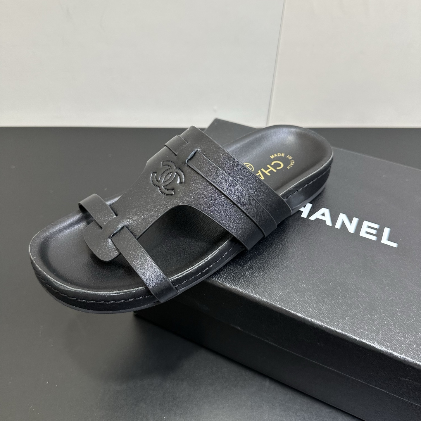 NO:747275,26ss spring and summer new Chanel Chanel Xiaoxiang double C slip-ons, classic flat-soled 'thick-soled slippers' T-shaped design is neat and stylish, modifying the foot shape to be more slender. Double C embossed iconic elements highlight the brand style. The flat-soled design is comfortable and comfortable, no pressure for daily outings. Versatile and durable, suitable for various wearing scenarios. The upper is original open-molded cowhide. The inner lining is soft sheepskin. The sole is non-slip and wear-resistant rubber sole.  Size 35-39 (40.41. Customized, non-refundable), split-toe shoes, chanel, chanel, slippers, cowhide, sheepskin1986090926ss春夏新款Chanel香奈儿 小香双C一字拖凉拖经典平底'厚底拖鞋 T型设计利落有型,修饰脚型更显纤细 双C压纹标志性元素,彰显品牌格调 平底设计舒适自在,日常出街无压力 百搭耐看,适配各种穿搭场景 鞋面原版开模牛皮 内里垫脚柔软羊皮 鞋底防滑耐磨橡胶底 码数35-39（40.41.定做不退换）,分趾鞋,chanel,chanel,slippers,cowhide,sheepskin,Women's Shoes