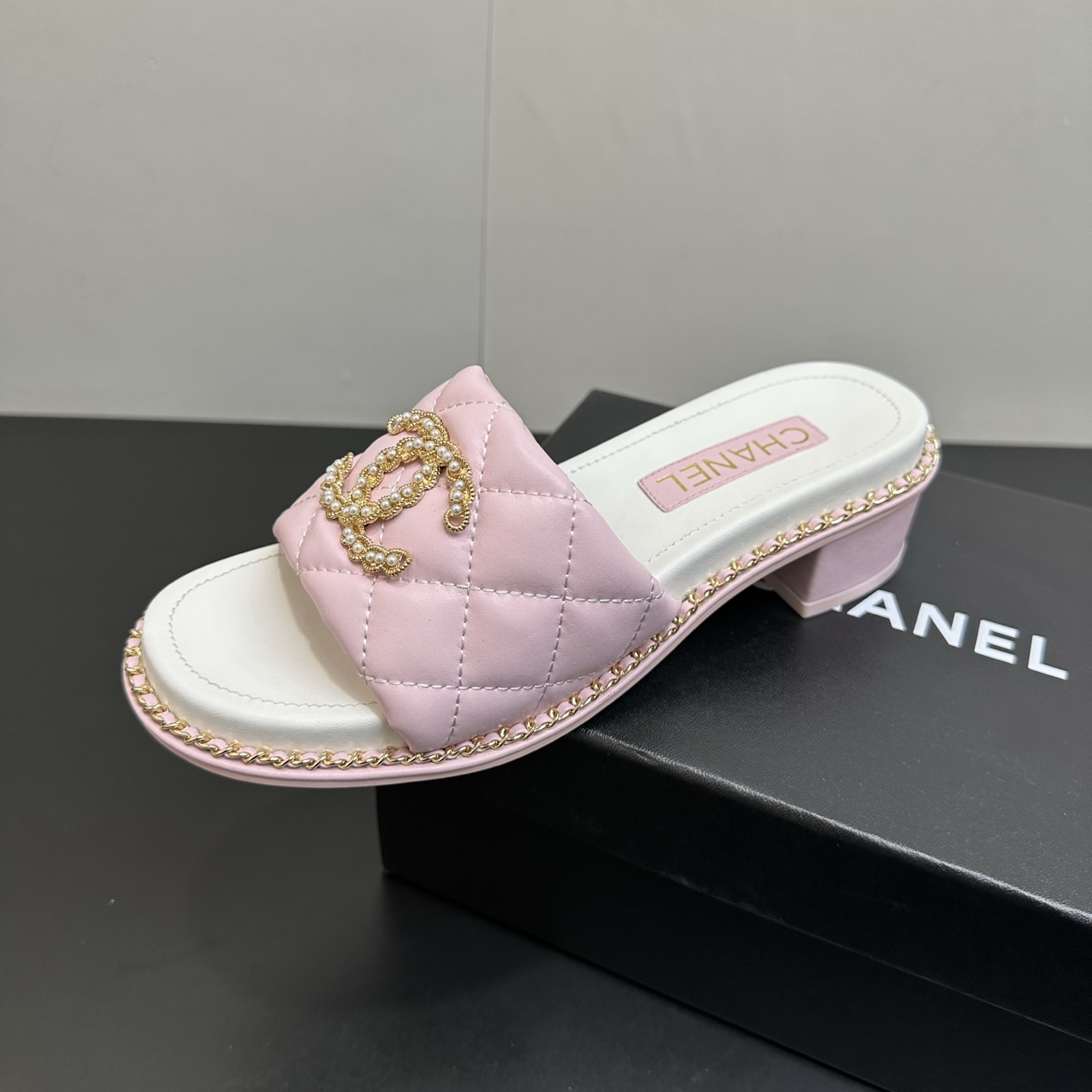 NO:747271,CHANEL｜Chanel Xiaoxiang Classic Fashion Spring and Summer Sheepskin Diamond Chain Double C Square Heel Thick-soled Slippers Classic Summer Vacation Series Slippers~ It’s just eye-catching. It’s really beautiful!  Not only is it beautiful in appearance, it is also perfect in terms of comfort. Whether paired with a dress, denim shorts, or a casual T-shirt and skirt, it can perfectly interpret the summer fashion trend. It will definitely become the focus of everyone when going out for shopping, dating or gathering with friends!  The upper is made of sheepskin electric embroidered rhombus, the inner pads are all sheepskin, Italian genuine leather outsole Size35-39 (customized 40/41), slippers, chanel, chanel, slippers, skirts, shorts, tees, t-shirt, sheepskin, Leather soles19860909CHANEL｜香奈儿小香经典时尚春夏 羊皮菱格链条双C方跟厚底拖鞋 经典夏日度假系列拖鞋～ 简直就眼前一亮 它真的太好看了！ 不仅外表美丽 舒适度也是满分 无论是搭配连衣裙、牛仔短裤 还是休闲的T恤和短裙 都能完美诠释夏天的时尚潮流. 出门逛街、约会或者和朋友聚会 肯定能够成为所有人的焦点！ 鞋面采用羊皮电绣菱格 内里垫脚均为羊皮 意大利真皮大底 Size35-39（40/41定制）,拖鞋,chanel,chanel,slippers,skirts,shorts,tees，t-shirt,sheepskin,Leather soles,Women's Shoes