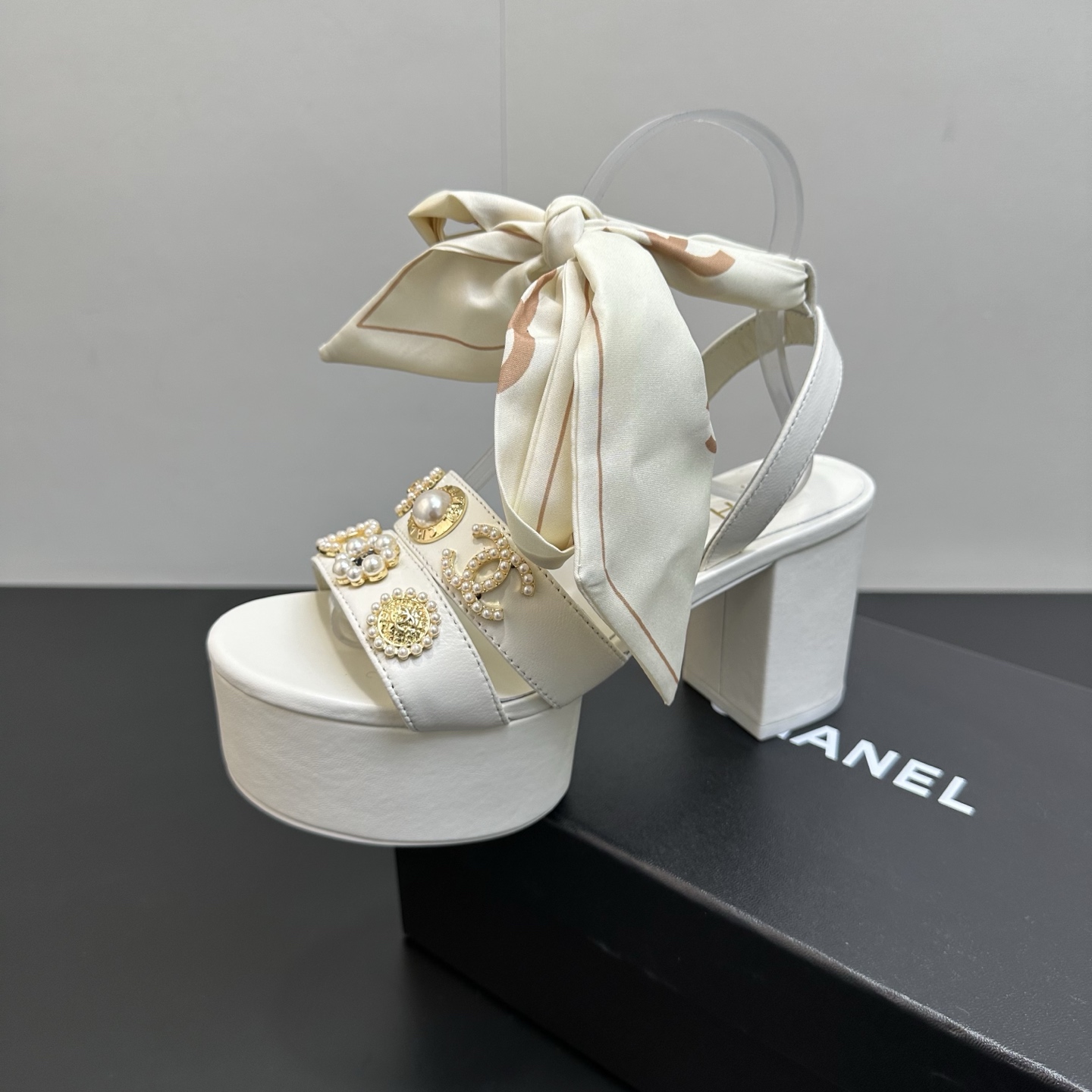 NO:747260,Chanel Chanel Xiaoxiangfeng 2026ss spring and summer new fairy style high-heeled platform sandals!  Top version ~ Super beautiful ankle buckle, super fairy waterproof platform design, huge elongated legs, simple yet sweet design, original sheepskin with rivet badge buckle, imported original genuine leather outsole, heel height 8cm, water platform 4cm, size 35-40 (40.41 customized), high heels sandals, chanel, chanel, sandals, high heels, sheepskin, Leather soles19860909chanel香奈儿小香风2026ss春夏新款仙女风高跟防水台凉鞋！顶级版本～ 超美的脚踝扣上脚超仙儿防水台设计巨拉长腿型 设计简约又不失甜美 原版羊皮加铆钉徽章扣 进口原版真皮大底 跟高8cm 水台4cm 码数35-40（40.41定做）,高跟鞋凉鞋,chanel,chanel,sandals,high heels,sheepskin,Leather soles,Women's Shoes