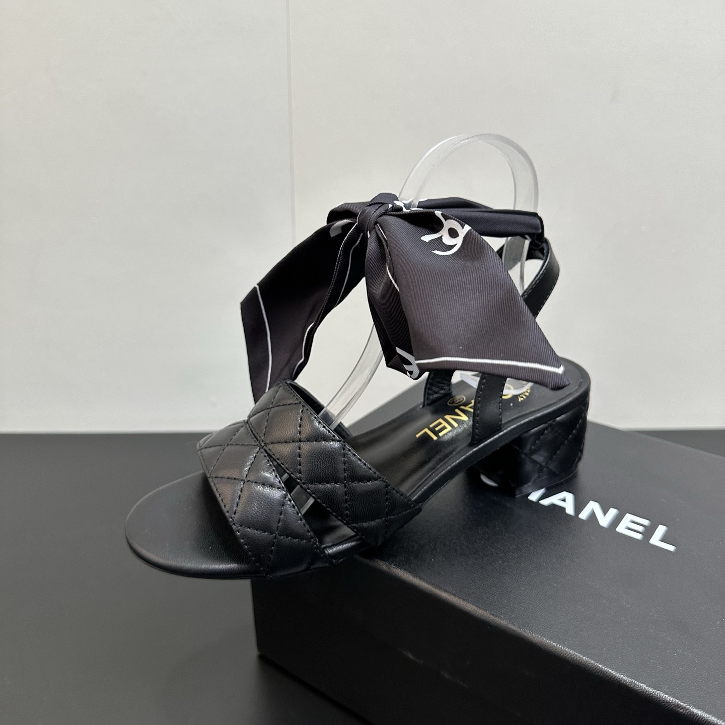 NO:747261,Chanel Chanel Little Fragrance Style 2026ss Spring and Summer New Fairy Style High Heel Silk Bow Sandals!  Top version ~ Super beautiful ankle buckle, super fairy waterproof platform design, huge elongated legs, simple yet sweet design, original sheepskin, imported original genuine leather outsole, heel height 4.5cm, size 35-40 (40.41 customized), high heels sandals, chanel, chanel, sandals, high heels, sheepskin, Leather soles19860909chanel香奈儿小香风2026ss春夏新款仙女风高跟丝绸蝴蝶结凉鞋！顶级版本～ 超美的脚踝扣上脚超仙儿防水台设计巨拉长腿型 设计简约又不失甜美 原版羊皮 进口原版真皮大底 跟高4.5cm 码数35-40（40.41定做）,高跟鞋凉鞋,chanel,chanel,sandals,high heels,sheepskin,Leather soles,Women's Shoes