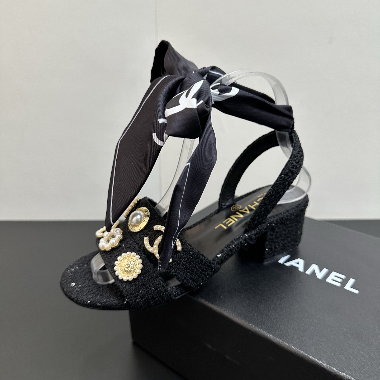 NO:747265,Chanel Chanel Little Fragrance Style 2026ss Spring and Summer New Fairy Style High Heel Silk Bow Sandals!  Top version ~ Super beautiful ankle buckle, super fairy waterproof platform design, huge elongated legs, simple yet sweet design, original sheepskin + badge buckle, imported original genuine leather outsole, heel height 4.5cm, size 35-40 (customized at 40.41), high heels sandals, chanel, chanel, sandals, high heels, sheepskin, Leather soles19860909chanel香奈儿小香风2026ss春夏新款仙女风高跟丝绸蝴蝶结凉鞋！顶级版本～ 超美的脚踝扣上脚超仙儿防水台设计巨拉长腿型 设计简约又不失甜美 原版羊皮+徽章扣 进口原版真皮大底 跟高4.5cm 码数35-40（40.41定做）,高跟鞋凉鞋,chanel,chanel,sandals,high heels,sheepskin,Leather soles,Women's Shoes