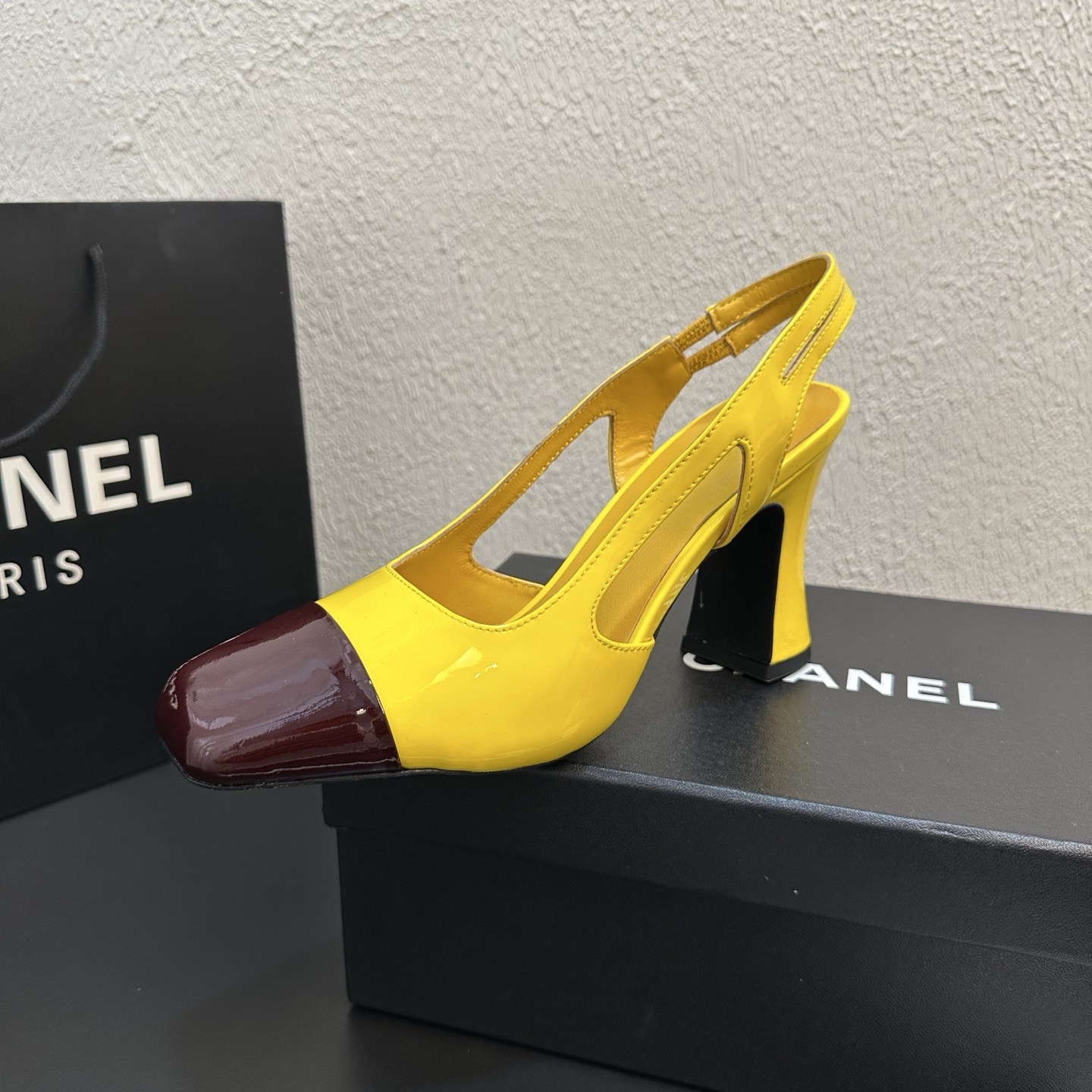 NO:817104,Chanel's 2026 new color-blocked back hollow high-heeled toe-toe splicing thick-heeled sandals. Inheriting the classic elegant lady genes of Grandma Chanel, it is a fashionable item with a full sense of high-end. The seven-color splicing design collides with a smart atmosphere. The hollow back toe-toe style is neat and slim, and the 8cm thick heel is both upright and comfortable. Your feet will instantly become a goddess~ The upper is original sheepskin/frosted patent leather, which coexists with delicate texture and gloss.  The lining is imported mixed sheepskin, which is skin-friendly and breathable, and will not stuffy your feet when worn for a long time. The outsole is Italian A-grade genuine leather, which is non-slip and wear-resistant, making walking more stable. Sizes 35-39 (40/41 can be customized), high heels and sandals, chanel, chanel, sandals, high heels, sheepskin, Leather soles19860909Chanel 香奈儿2026新款拼色后空高跟包头拼接粗跟凉鞋 承袭香奶奶家经典的优雅名媛基因,高级感拉满的时髦单品 七彩色拼接设计碰撞出灵动氛围,后空包头版型利落又显脚瘦,8cm粗跟兼顾挺拔与舒适,上脚秒变气质女神～ 鞋面原版羊皮/磨砂拼接漆皮,细腻质感与光泽感并存 内里进口混种羊皮,亲肤透气,久穿不闷脚 大底意大利A级真皮大底,防滑耐磨,行走更稳 尺码35-39（40/41可定制）,高跟鞋凉鞋,chanel,chanel,sandals,high heels,sheepskin,Leather soles,Women's Shoes