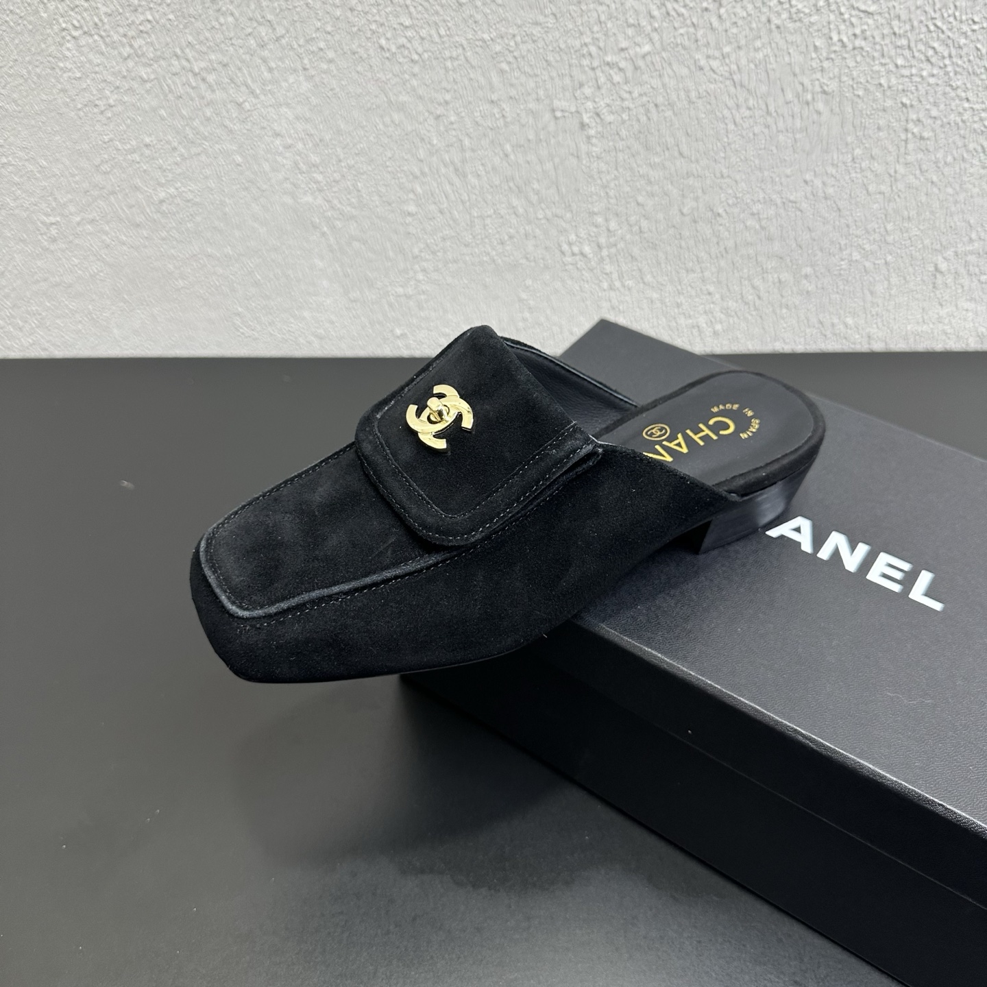 NO:871270,CHANEL Chanel's hot style flip-top hijab with empty square toe bag, medium heel and half-drag mule shoes are now online!  The same model is out of stock at the counter. It is a 1:1 replica of the original version, classic square head + double C hijab design, full of French atmosphere!  Material details: The top layer of the upper is dyed calfskin/suede splicing, with high-end texture. The lining is breathable and skin-friendly, comfortable and non-abrasive. The soles are original molded, non-slip and wear-resistant, and the low heel design will not tire you after long walks. Multiple colors are available. Classic black and white, caramel, dark brown and other colors are available. It is versatile in all seasons and can be easily used for commuting and dating!  Heel height 3.5cm, size 35-41 (40/41 is customized), half drag, chanel, chanel, cowhide19860909CHANEL香奈儿小香风爆款翻盖盖头盖子后空方头包头中跟半拖穆勒鞋上线！ 专柜同款断货王 原版开发1:1复刻,经典方头+双C盖头设计,法式氛围感拉满！ 材质细节 鞋面头层透染小牛皮/绒面拼接,质感高级 内里透气亲肤,上脚舒适不磨脚 鞋底原版开模,防滑耐磨,矮跟设计久走不累 多色可选 黑白经典、焦糖、深棕等多色入,四季百搭,通勤约会皆可轻松拿捏！跟高3.5cm 码数35-41（40/41为定做）,半拖,chanel,chanel,cowhide,Women's Shoes