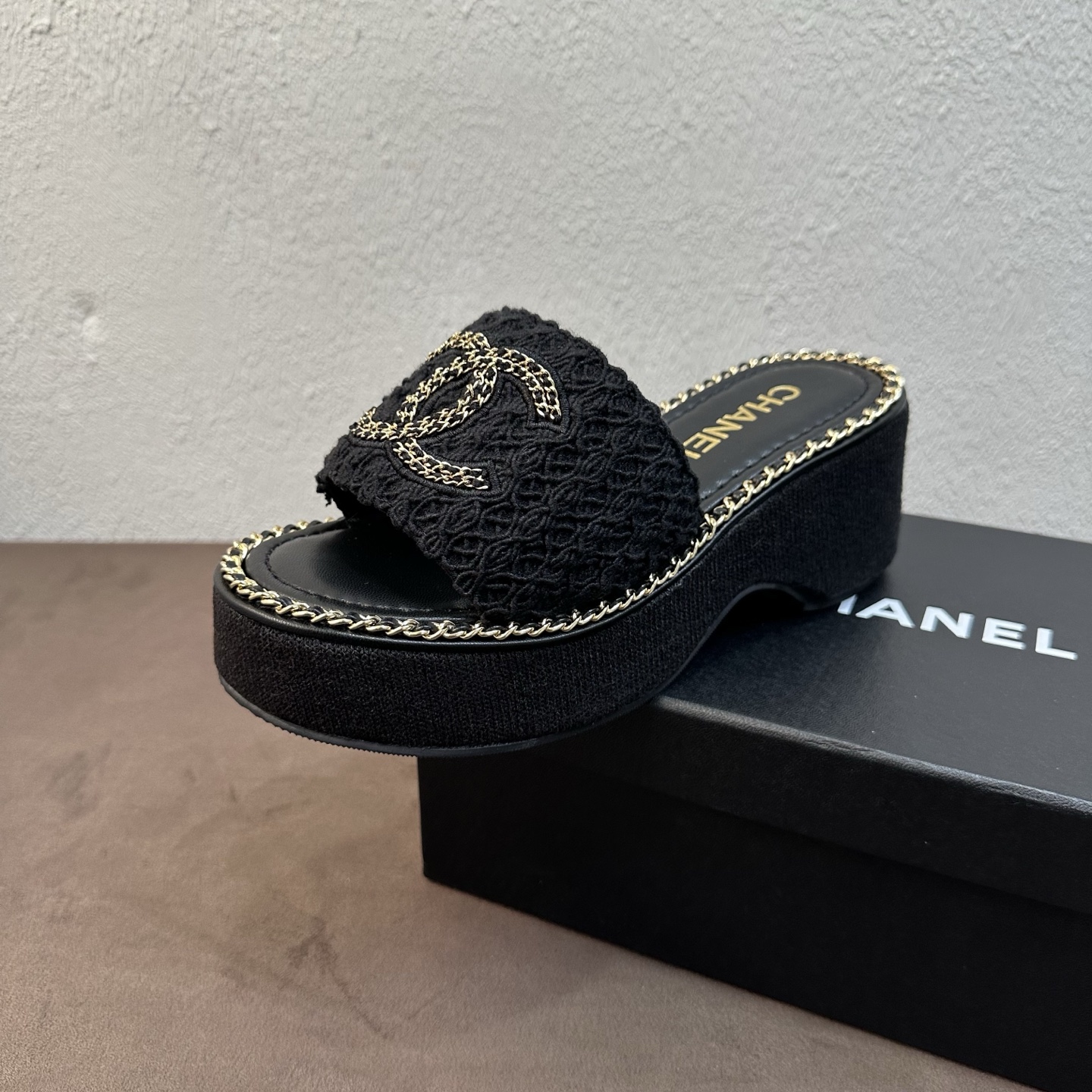 NO:818776,26Fw spring and summer new Chanel Chanel chain circle double C letter thick-soled wedge slippers. The iconic leather chain design of Chanel is applied to the edge of the foot circle, with classic rhombus elements covering the upper to support the feet!  Extraordinarily exquisite and artistic, it’s hard to find a reason not to love it. You can easily travel between commuting and leisure occasions, and be a casual and fashionable and elegant woman ~ Sheepskin upper ~ cloth surface, sheepskin lining, original rubber outsole, heel height 3cm in front and 7cm in back, size 35-39 (40.41 custom-made, non-refundable), high heels and slippers, chanel, chanel, chanel, high heels, slippers, sheepskin1986090926Fw春夏新款Chanel小香香奈儿链条圈边双C字母厚底坡跟拖鞋 香家标志性的穿皮链条设计应用在垫脚圈边,配上经典菱格元素覆盖鞋面 垫脚！格外精致又文艺,很难找出不爱的理由.轻松游走于通勤和休闲场合 做个漫不经心的时髦优雅女子～ 鞋面羊皮~布面 内里垫脚羊皮 鞋底原版橡胶大底 跟高前3cm后7cm 码数35-39（40.41定做不退换）,高跟鞋拖鞋,chanel,chanel,chanel,high heels,slippers,sheepskin,Women's Shoes