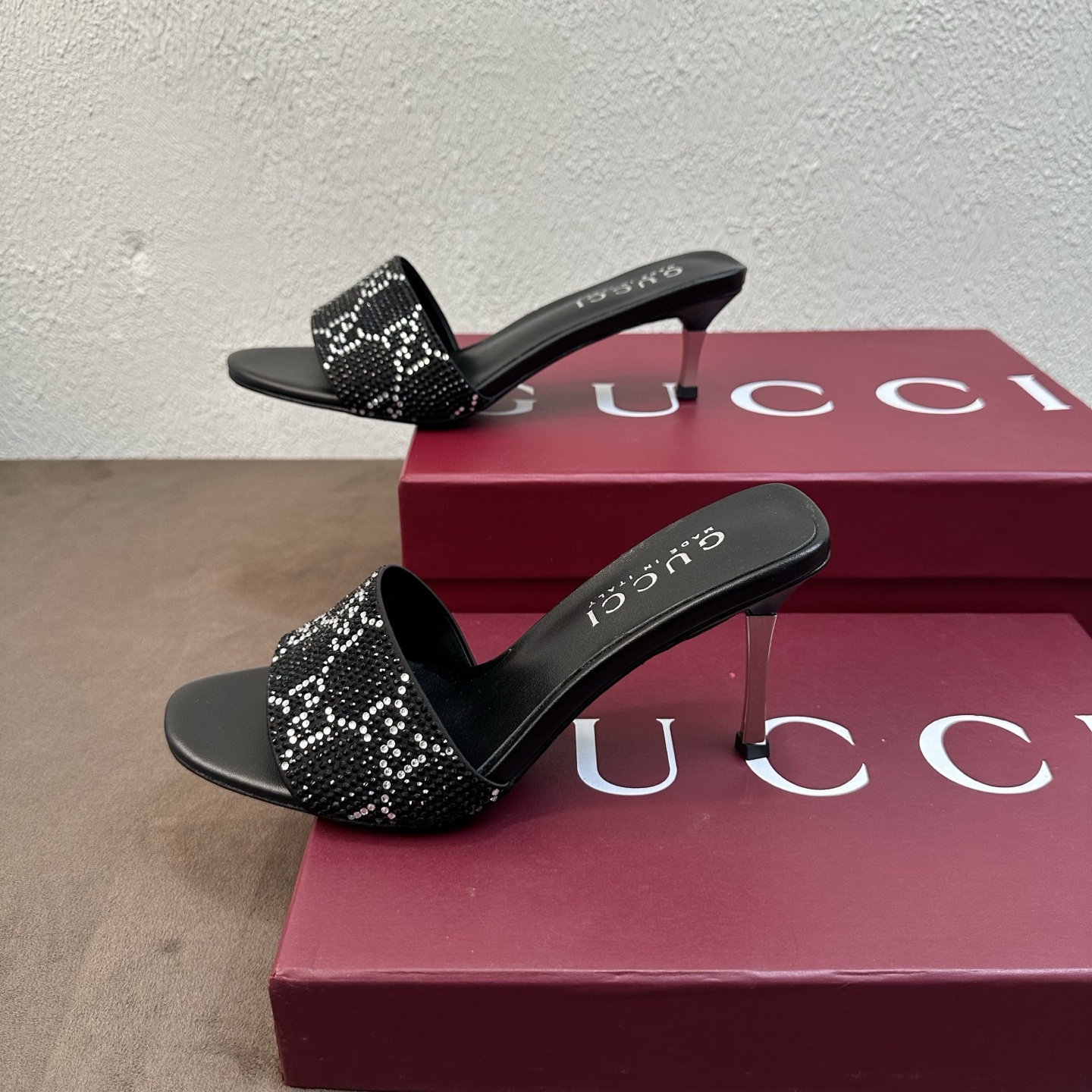 NO:818784,Gucci Gucci 2026 new spring new rhinestone double G high-heeled slippers!  The upper is embellished with double G rhinestones, giving it a radiant and high-gloss feel under the refraction of light. The original fabric/transparent mesh rhinestone design is unique, adding a noble and delicate beauty to the overall silhouette. The upper is made of original fabric/transparent mesh rhinestones. The lining/foot pad sheepskin. Heel height: 8.5cm / 5.5cm. Genuine leather outsole imported from Italy. Size: 35-39 (40 41).  42 (non-refundable), high heels and slippers, gucci, gucci, high heels, slippers, sheepskin, Leather soles19860909Gucci古驰古奇2026新春新款水钻双G高跟拖鞋！ 鞋面缀饰满镶双G水钻,光线折射下自带莹润高光感,原版布面/透明网纱烫钻设计别具匠心,为整体廓形增添贵气精致美感 鞋面采用原版布面烫钻 内里／垫脚羊皮 跟高:8.5cm / 5.5cm 意大利进口真皮大底 码数:35-39（40 41 42定不退换）,高跟鞋拖鞋,gucci,gucci,high heels,slippers,sheepskin,Leather soles,Women's Shoes