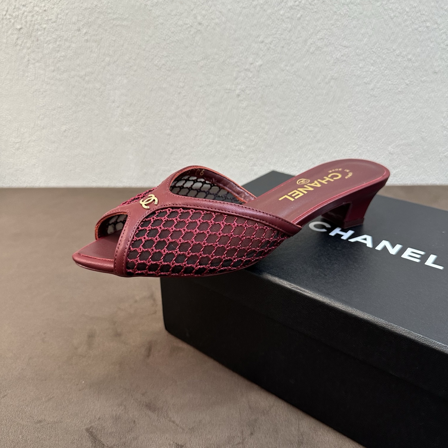 NO:818740,Chanel Chanel Little Fragrance Style C Home Spring and Summer Hollow Mesh Fish Mouth Flat Low Heel Sandals High-end French Atmosphere Full Breathable Fishnet Splicing & Classic Double C Multi-Color Hot Style 2026 Counters Are New at the Same Time, Purchasing Top Level!  Original lasting process, the same shoe model at the counter!  The upper toes perfectly make the legs look longer and slimmer, and they are soft and waxy without any wear on the feet after being worn for a long time. You can go in and out of the counter for comparison without stress!  Good shoes, full of details from head to toe!  Material: light, luxurious and breathable hollow fishnet mesh + delicate cowhide edging + exquisite metal double C logo. Inner/foot pads imported soft spliced ​​sheepskin. Original Italian genuine leather outsole. Authentic molded and shaped fish mouth flat last. A must-have for the gentle goddess shoe cabinet!  Size 35-41 (40.41 custom-made, non-returnable) High flat/cat heel 3cm, slippers, chanel, chanel, chanel, slippers, cowhide, sheepskin, Leather soles19860909Chanel香奈儿小香风C家春夏镂空网布网纱鱼嘴平底低跟凉拖鞋 高级法式氛围感拉满透气渔网拼接&经典双C多色爆款2026专柜同步上新 代购顶配级别！原版套楦工艺,专柜同款鞋型！上脚极致显腿长显瘦,久穿软糯不磨脚,可出入专柜无压力比对！好鞋子从头到脚细节拉满！ 材料轻奢透气镂空渔网网布+细腻牛皮包边+精致金属双C标识 内里／垫脚进口柔软拼接羊皮 鞋底原版意大利真皮大底 正品开模定型鱼嘴平底楦型 温柔女神鞋柜封神必备款 ！ 尺码35-41（40.41定做不退换） 跟高平底/猫跟3cm,拖鞋,chanel,chanel,chanel,slippers,cowhide,sheepskin,Leather soles,Women's Shoes