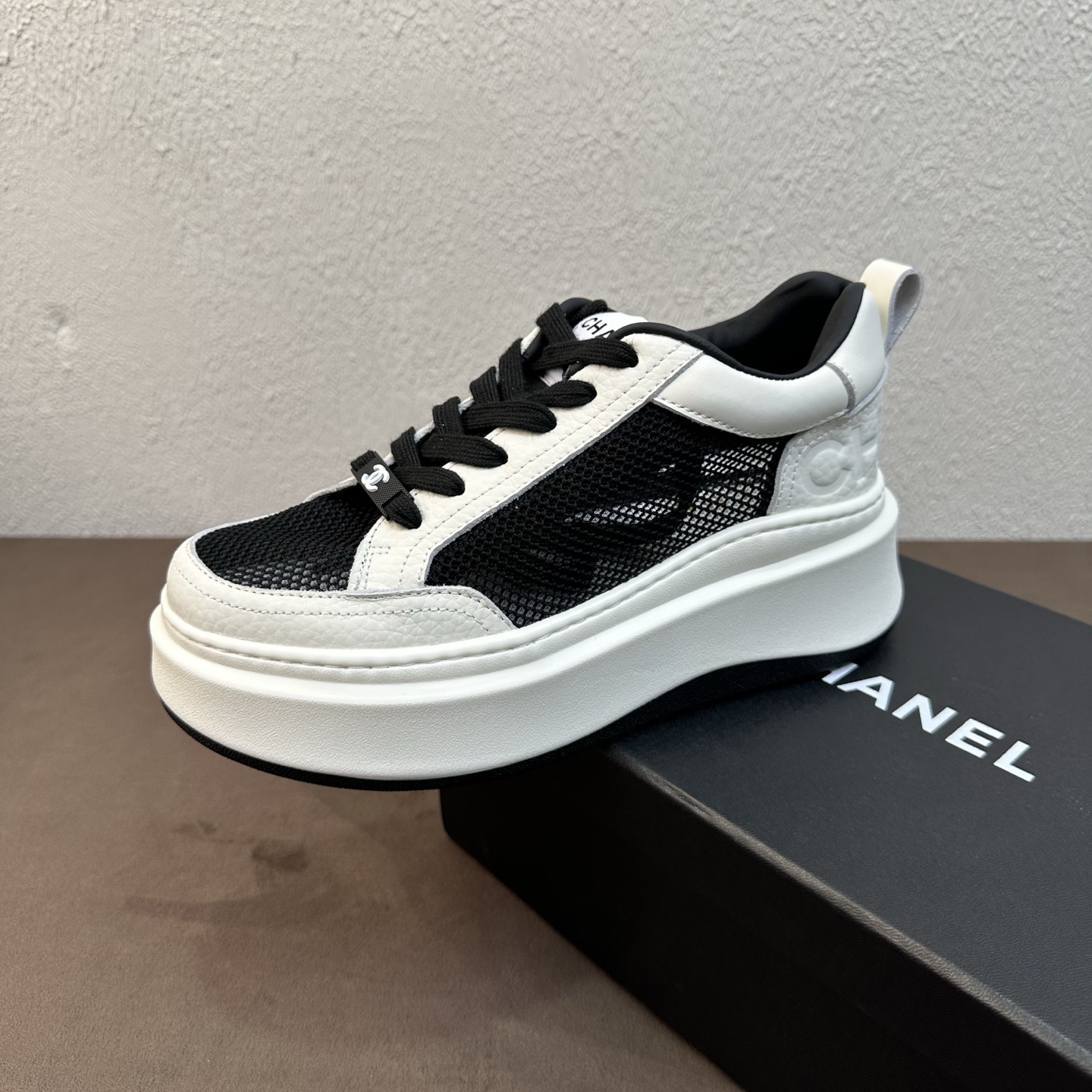 NO:818722,Chanel Chanel Little Fragrance C Home spring and summer breathable mesh biscuit thick-soled white shoes casual shoes, age-reducing atmosphere full of mesh stitching & classic double C multi-color hot models 2026 counters simultaneously new purchase top level!  Original lasting process, the same shoe model at the counter!  The top of your feet instantly transforms into cartoon legs, making you look taller and slimmer. You can wear them for a long time without getting tired. You can go in and out of the counter for comparison without stress!  Good shoes, full of details from head to toe!  Materials: Breathable hollow mesh spliced ​​with fine cowhide. Lining/foot pads. Imported soft sheepskin. Original biscuit pattern non-slip thick sole. Authentic open-mold shaped biscuit thick-soled last. A must-have for girls who want to reduce their age!  Size 35-41 (40.41 customized, non-refundable) Heel height and thick sole increase about 4.5cm, casual shoes/sports shoes, chanel, chanel, chanel, sneakers, cowhide, sheepskin19860909Chanel香奈儿小香风C家春夏透气网纱饼干厚底小白鞋 休闲鞋,减龄氛围感拉满网纱拼接&经典双C多色爆款2026专柜同步上新 代购顶配级别！原版套楦工艺,专柜同款鞋型！上脚秒变漫画腿,巨显高显瘦,久穿不累脚,可出入专柜无压力比对！好鞋子从头到脚细节拉满！ 材料透气镂空网纱拼接细腻牛皮 内里／垫脚进口柔软羊皮 鞋底原版饼干纹防滑厚底大底 正品开模定型饼干厚底楦型 减龄女孩鞋柜封神必备款 ！ 尺码35-41（40.41定做不退换） 跟高厚底增高约4.5cm,休闲鞋/运动鞋,chanel,chanel,chanel,sneakers,cowhide,sheepskin,Women's Shoes
