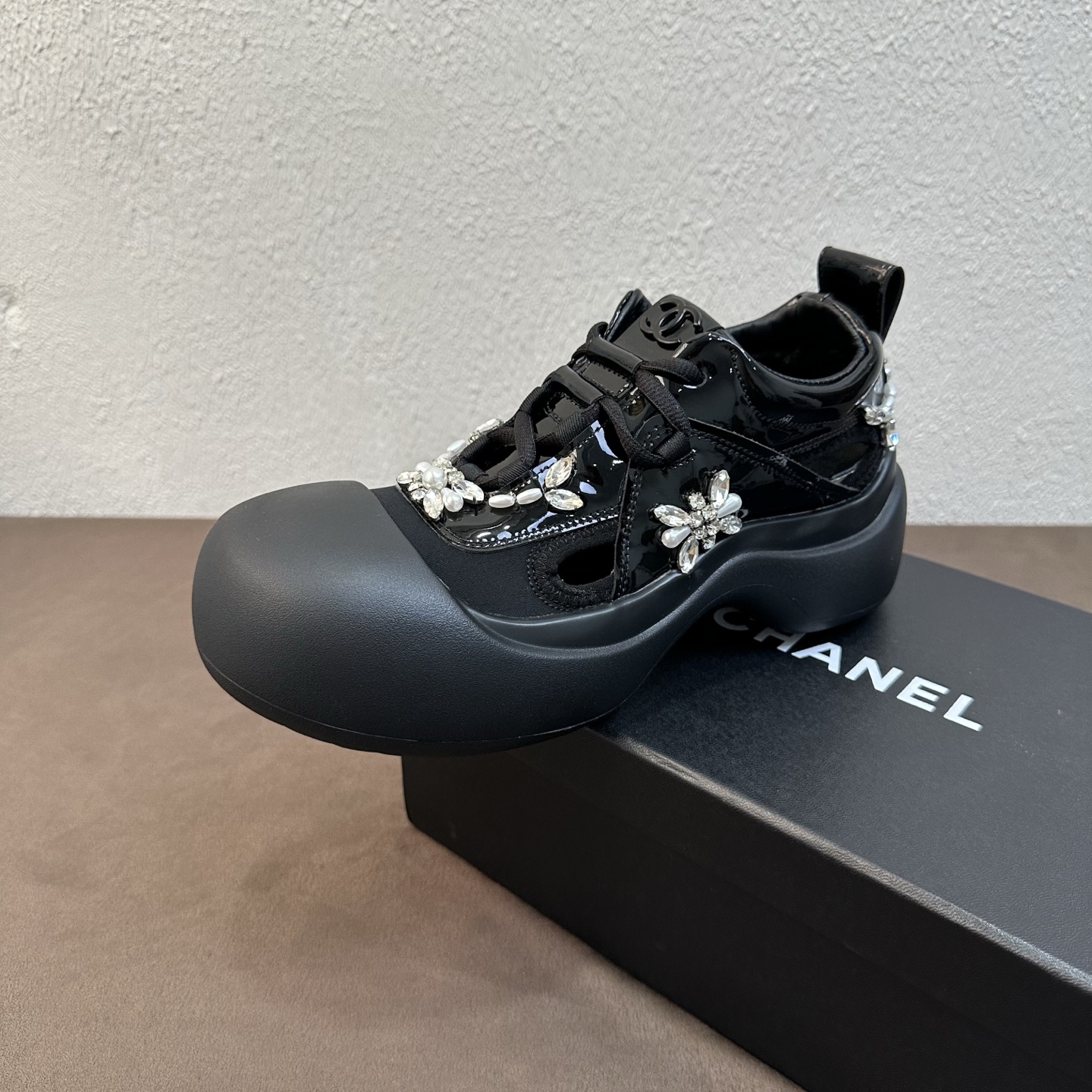 NO:818731,Chanel Chanel Little Fragrance C Home Spring and Summer hollow rhinestone flowers thick-soled casual sports shoes big-toe shoes, sweet and cool hot girl style atmosphere full of patent leather mesh splicing & sparkling rhinestones multi-color hot style 2026 counters will be launched at the same time. Purchase the top level!  Original lasting process, the same shoe model at the counter!  The top of your feet instantly transforms into cartoon legs, making you look taller and slimmer. You can wear them for a long time without getting tired. You can go in and out of the counter for comparison without stress!  Good shoes, full of details from head to toe!  Material: glossy patent leather + breathable mesh splicing + Swarovski rhinestone flower decoration + exquisite metal double C logo. Lining/foot pads imported soft sheepskin. Original ultra-light non-slip thick sole outsole. Authentic molding and shaping of large-head thick-soled last. A must-have for sweet and cool girls' shoe cabinets!  Size 35-41 (40.41 customized, non-refundable) Heel height and thick sole increase about 6cm, casual shoes/sports shoes, chanel, chanel, swarovski, chanel, sneakers, sheepskin19860909Chanel香奈儿小香风C家春夏镂空水钻花朵厚底休闲运动鞋大头鞋,甜酷辣妹风氛围感拉满漆皮网纱拼接&闪耀水钻多色爆款2026专柜同步上新 代购顶配级别！原版套楦工艺,专柜同款鞋型！上脚秒变漫画腿,巨显高显瘦,久穿不累脚,可出入专柜无压力比对！好鞋子从头到脚细节拉满！ 材料亮面漆皮+透气网纱拼接+施华洛世奇水钻花朵装饰+精致金属双C标识 内里／垫脚进口柔软羊皮 鞋底原版超轻防滑厚底大底 正品开模定型大头厚底楦型 甜酷女孩鞋柜封神必备款 ！ 尺码35-41（40.41定做不退换） 跟高厚底增高约6cm,休闲鞋/运动鞋,chanel,chanel,swarovski,chanel,sneakers,sheepskin,Women's Shoes