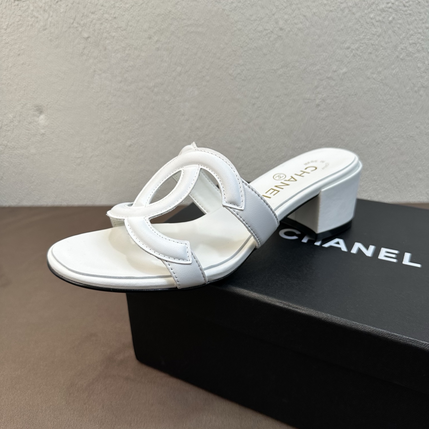 NO:818713,26Ss spring and summer new Chanel Chanel holiday style small fragrance classic large double C hollow sandals Mier one-word thick heel medium heel slippers  The upper is decorated with a large double C logo, which is Xiaoxiang's classic design symbol, with both sophistication and brand recognition. It is a thick heel slip-on, with a simple and comfortable design. The 5cm thick heel structure can not only elongate the leg line quietly, but also make it stable and easy to walk. It is suitable for daily leisure and light commuting scenes. The shape of the strap can also modify the foot shape. Classic color, versatile and adaptable to different wearing styles. Upper sheepskin (multi-color optional glossy/crocodile matte/suede)  Sheepskin lining, Italian genuine leather outsole, high block heel, about 5cm, size 35-39 (40.41.42 custom made, non-refundable), slippers, chanel, chanel, slippers, sheepskin, chamois leather, Leather soles1986090926Ss春夏新款Chanel香奈儿 度假风小香经典大双C镂空凉拖鞋 蜜儿一字带粗跟中跟拖鞋 鞋面装饰大双C标志,是小香的经典设计符号,兼具精致感与品牌辨识度.为粗跟一字拖,设计简约舒适,5cm粗跟结构既能悄悄拉长腿部线条,又稳当好走,适配日常休闲与轻通勤场景,一字带的造型也能修饰脚型.经典色系,百搭且能适配不同穿搭风格. 鞋面羊皮（多色可选亮面/鳄鱼纹哑光/麂皮） 内里垫脚羊皮 鞋底意大利真皮大底 跟高粗跟约5cm 码数35-39（40.41.42定做不退换）,拖鞋,chanel,chanel,slippers,sheepskin,chamois leather,Leather soles,Women's Shoes