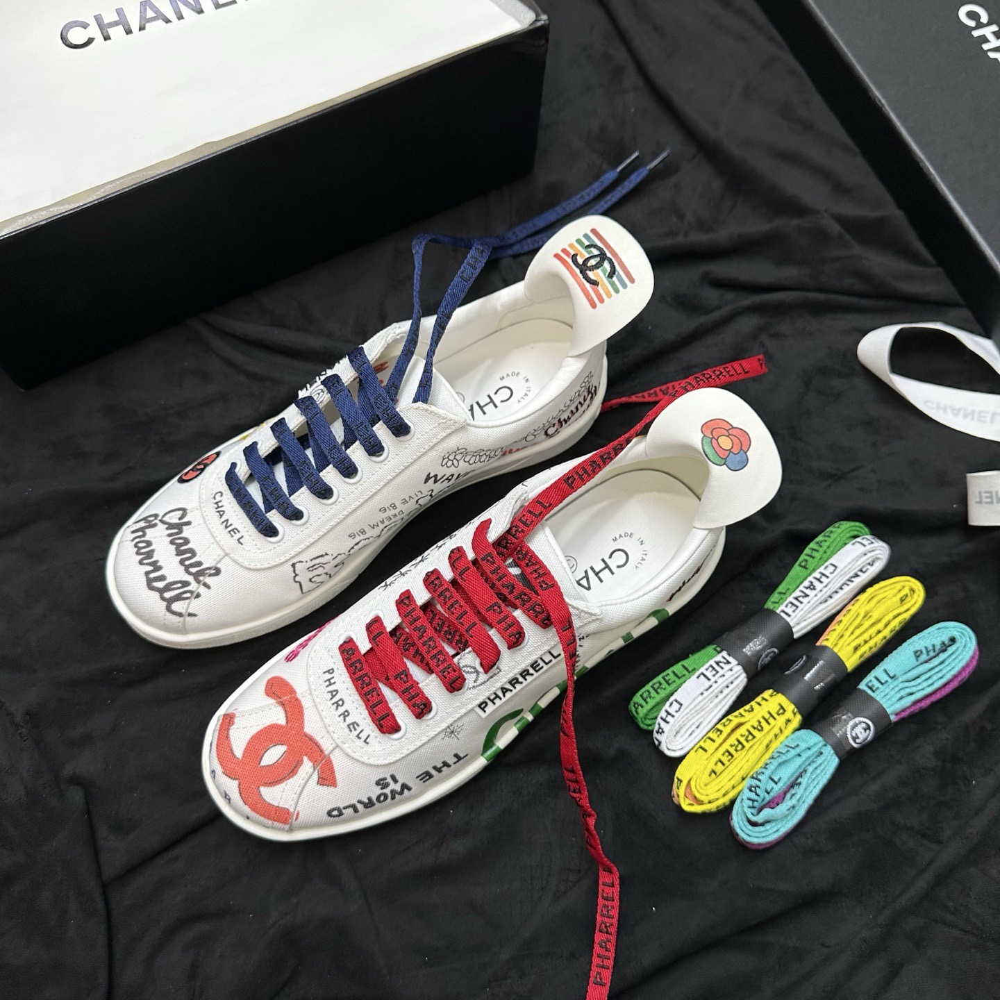 NO:818749,Women's cloth cover, men's, long-term product CHANEL  (Free 3 pairs of shoelaces), casual shoes/sports shoes, chanel, chanel, sneakers, sheepskin19860909女布面,男,长期做货 CHANEL X Pharrell 香奈儿菲董联名限量款情侣款涂鸦小白鞋pharrll Williams选择了看起来再普通不过的平底休闲鞋作为基底将CHANEL外加双C以及CoCo涂鸦字样...等标志性元素点缀于鞋身上 鞋面采用布面涂鸦制作 内里进口羊皮 码数女款35-39（40.41定）男款39-44（45定） (赠送3对鞋带),休闲鞋/运动鞋,chanel,chanel,sneakers,sheepskin,Women's Shoes