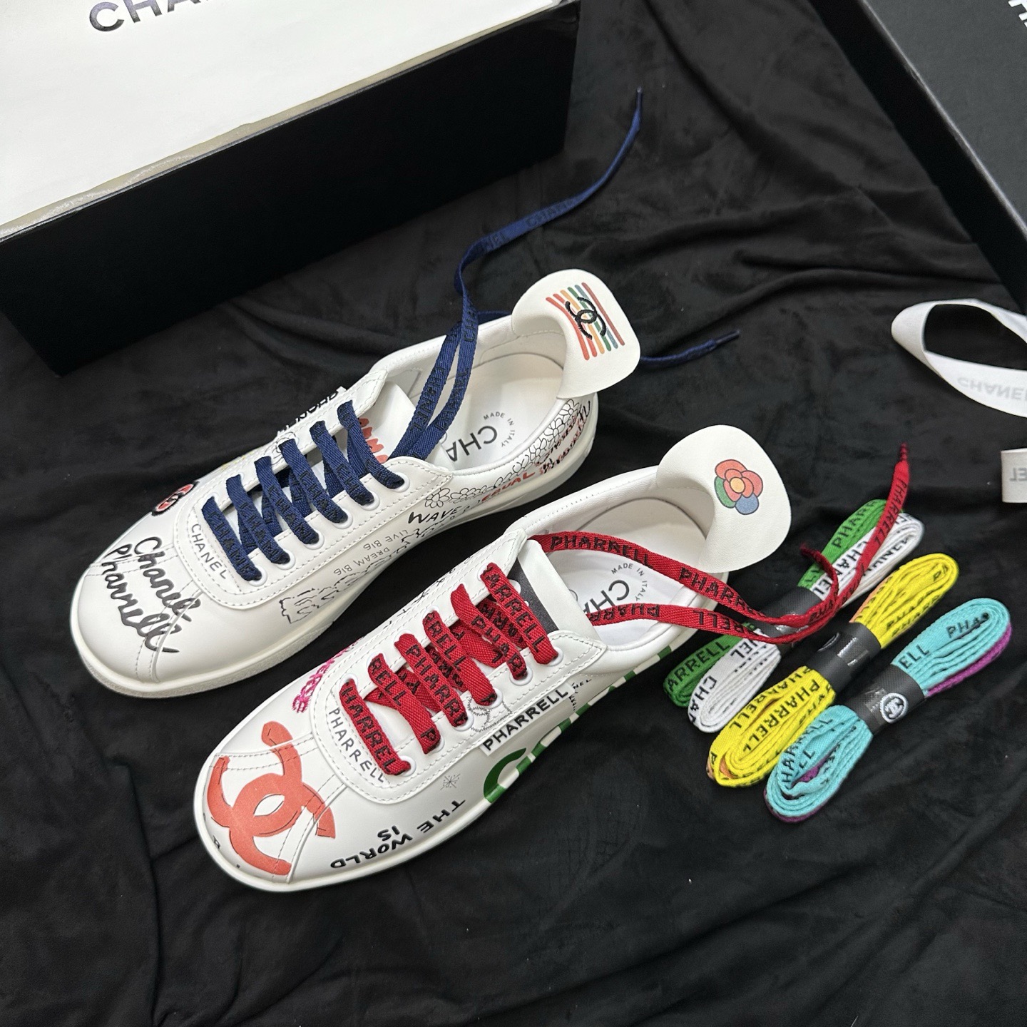 NO:818758,Women's leather surface, men's, long-term product CHANEL  (Free 3 pairs of shoelaces), casual shoes/sports shoes, chanel, chanel, sneakers, cowhide, sheepskin19860909女皮面,男,长期做货 CHANEL X Pharrell 香奈儿菲董联名限量款情侣款涂鸦小白鞋pharrll Williams选择了看起来再普通不过的平底休闲鞋作为基底将CHANEL外加双C以及CoCo涂鸦字样...等标志性元素点缀于鞋身上 鞋面采用牛皮涂鸦制作 内里进口羊皮 码数女款35-39（40.41定）男款39-44（45定） (赠送3对鞋带),休闲鞋/运动鞋,chanel,chanel,sneakers,cowhide,sheepskin,Women's Shoes