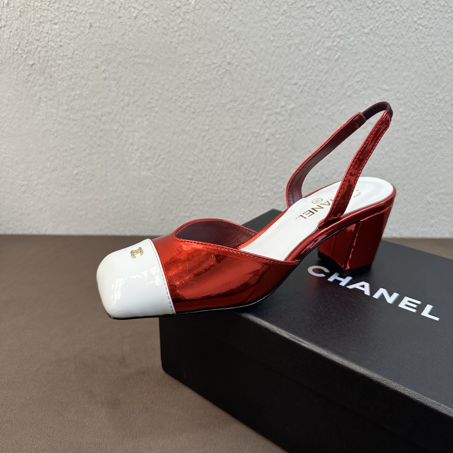NO:818704,For the time being, there are only medium-heeled sandals, Chanel small fragrant square-toe back strap thick-heeled sandals, multi-color color-blocking models, a light luxury atmosphere style, classic contrasting color splicing design, retro and exquisite, with a lady's French style, the upper foot is noble and eye-catching. The square-toe version softly modifies the foot shape, and the thick heel is stable and easy to wear, taking into account elegance and comfort, it is easy to adapt to commuting, dating, and daily outings, and is versatile in various styles. The upper is made of sheepskin.  Sheepskin lining, Italian genuine leather outsole, heel height 6cm, size 35-39 (40, 41 customized, non-refundable), high heels and sandals, chanel, chanel, sandals, high heels, sheepskin, Leather soles19860909暂时只有中跟凉鞋 Chanel香奈儿小香方头后绊带粗跟凉鞋 多色拼色款 轻奢氛围感神款,经典撞色拼接设计复古又精致,自带名媛法式格调,上脚显贵又吸睛.方头版型柔和修饰脚型,粗跟稳走好穿,兼顾优雅与舒适度,通勤、约会、日常出街轻松适配,百搭各种穿搭风格. 鞋面羊皮拼接 内里垫脚羊皮 鞋底意大利真皮大底 跟高6cm 码数35-39（40、41定做不退换）,高跟鞋凉鞋,chanel,chanel,sandals,high heels,sheepskin,Leather soles,Women's Shoes