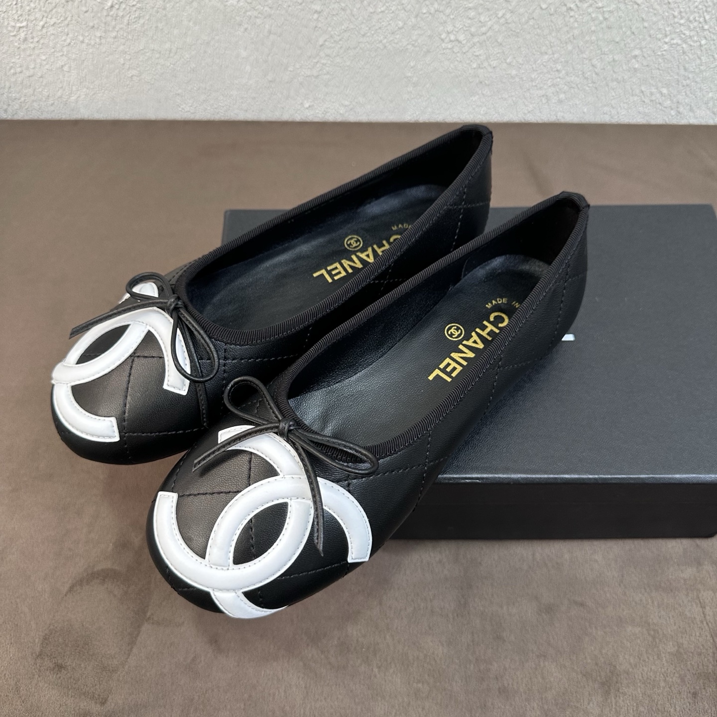 NO:818783,Genuine leather bottom model, one size larger, 26P spring and summer new style｜Chanel Chanel Xiaoxiang Second-hand Kangpeng 2nd generation leather large-soled ballet shoes, classic large double C flat-soled pumps, a retro atmosphere is back. The popular second-hand Kangpeng series is coming in force, and the iconic and eye-catching large double C design is highly recognizable.  The whole shoe is made of fine handmade rhombus stitching, the process is complex and time-consuming; the classic retro charm is firmly grasped, and the rich fragrance and high-end sense are everlasting. The upper foot is soft and waxy, and comes with a slight heel, which is both elegant and easy to walk. It can be worn for a long time without tiring the feet, and is fully suitable for commuting, dating and daily wear. The upper is made of fine lambskin, the inner lining is sheepskin, and the sole is genuine leather.  Sizes 35–39 (40/41 can be customized), single shoes, chanel, chanel, sheepskin, Leather soles19860909真皮底款 偏大一码 26P春夏新款｜Chanel香奈儿小香中古康鹏2代 真皮大底芭蕾舞鞋 经典大双C平底浅口单鞋,复古氛围感重磅回归 火出圈的中古康鹏系列强势来袭,标志性醒目大双C设计辨识度拉满. 全鞋精细手工菱格车线,工艺繁复耗时考究；把经典复古韵味稳稳拿捏,浓郁香风高级感永存. 上脚软糯贴合,自带微微小跟,兼顾优雅与好走,久穿不累脚,通勤约会日常穿搭全能适配. 鞋面甄选细腻小羊皮 内里垫脚羊皮 鞋底真皮大底 码数35–39码（40/41码可定制）,单鞋,chanel,chanel,sheepskin,Leather soles,Women's Shoes
