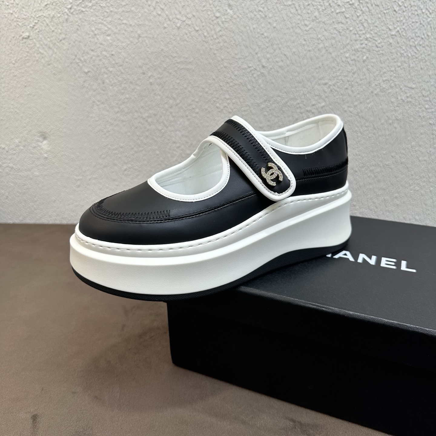 NO:818774,26P Spring and Summer New Style｜Chanel Xiaoxiang thick-soled Velcro Mary Jane shoes, white shoes, sweet and cool girly style hits the circle. Classic Velcro Mary Jane version, exquisite rhinestone double C buckle embellishment, directly recognizable. Clean edged topstitching, neat and elegant workmanship, thick-soled platform version, with built-in heightening and slimming buff, full of laziness and relaxation.  The upper foot is soft, elastic and light, and the feet will not be tired after long-term wear. It is suitable for daily commuting and casual wear, and is versatile for all ages. The upper is made of fine lambskin, the lining is sheepskin, and the sole is original mold bottom. Sizes 35–39 (40/41 sizes can be customized), Mary Jane, chanel, chanel, mary jane, sheepskin1986090926P春夏新款｜Chanel香奈儿小香厚底魔术贴玛丽珍鞋小白鞋 甜酷少女风重磅出圈 经典魔术贴玛丽珍版型,精致水钻双C扣点缀,辨识度直接拉满. 利落包边明线走线,做工工整考究,厚底松糕版型,自带增高显瘦buff,慵懒松弛感拉满. 上脚软弹轻盈,久穿不累脚,日常通勤、休闲穿搭都适配,减龄百搭. 鞋面甄选细腻小羊皮 内里垫脚羊皮 鞋底原版模具底 码数35–39码（40/41码可定制）,玛丽珍,chanel,chanel,mary jane,sheepskin,Women's Shoes