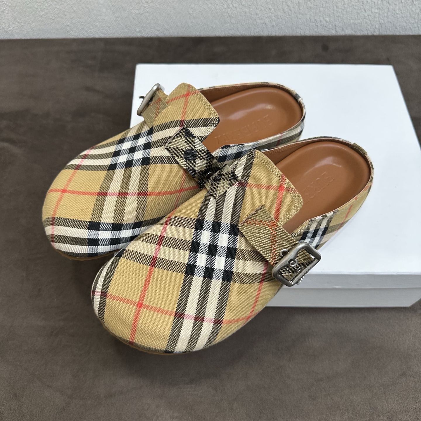 NO:818766,Couple style 26P new spring and summer style | Burberry classic plaid embossed Birkenstock half-mules Mules New couple style British retro style is launched. Iconic classic plaid elements, metal buckle details embellishment, full of atmosphere and recognition. Simple round toe style, lazy and casual, soft shoe shape wraps the feet, full of retro relaxation.  The same style for men and women is designed for couples, doubling the atmosphere of daily outings and dating. The upper feet are soft and skin-friendly, and the soles are flexible and non-slip. They will not tire your feet after long-term wear. They are suitable for commuting and leisure. The upper is made of classic plaid fabric + cow suede splicing. The inner lining is sheepskin. The sole is original open-molded rubber sole. The size is 36-39 for women (35.40.41 fixed).  Male 39-43 (set at 44.45), half drag, burberry, burberry, sheepskin19860909情侣款 26P春夏新款｜Burberry巴宝莉巴宝瑞经典格纹压纹勃肯半拖穆勒鞋 情侣款上新 英伦复古风重磅上线 标志性经典格纹元素,金属搭扣细节点缀,氛围感与辨识度直接拉满. 简约圆头包头版型,慵懒随性,软乎乎鞋型包裹双脚,复古松弛感十足. 男女同款情侣设计,日常出街、约会穿搭氛围感翻倍. 上脚柔软亲肤,鞋底柔韧防滑,久穿不累脚,通勤休闲全能适配. 鞋面经典格纹面料+牛反绒拼接 内里垫脚羊皮 鞋底原版开模橡胶底 码数女36-39（35.40.41定） 男39-43（44.45定）,半拖,burberry,burberry,sheepskin,Women's Shoes