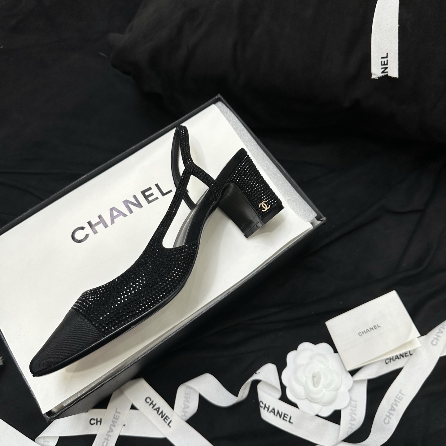 NO:818739,Chanel Chanel Xiaoxiang C 25P new model full of diamonds and empty back sandals. Xiaoxiangjia's super cute splicing design is simply a perfect standard for little fairies. What's even more advanced is that the uppers are all hand-inlaid rhinestones. Each one is blingbling and shining. They are really beautiful and high-end on the feet. The uppers are made of custom-made silk cloth with hot diamonds. The inner lining is made of sheepskin. The soles are made of Italian genuine leather.  Size: 35, 36, 37, 38, 39 (40, 41 can be customized! No return or exchange!), high heels and sandals, chanel, chanel, chanel, chanel, sandals, high heels, sheepskin19860909Chanel香奈儿小香C家 25P新款满钻后空凉鞋 小香家超级可爱的拼接设计简直是妥妥的小仙女标配,更高级的是鞋面都是纯手工镶嵌的水钻,每一颗都是blingbling的闪亮,上脚真的得太美太高级啦～～ 鞋面定制的丝绸布烫钻 内里垫脚羊皮内里 鞋底意大利真皮底 Size:35、36、37、38、39（40,41可定制！不退换！）,高跟鞋凉鞋,chanel,chanel,chanel,chanel,sandals,high heels,sheepskin,Women's Shoes