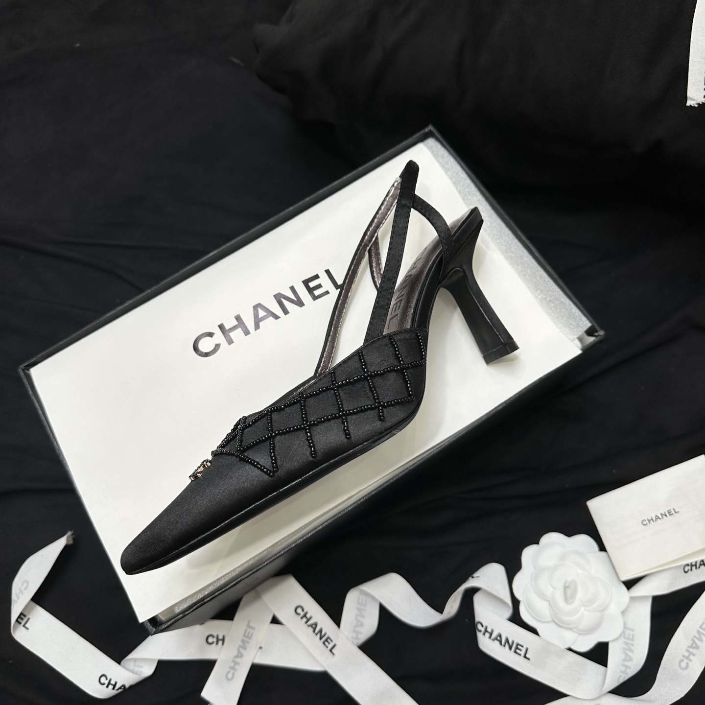 NO:818748,2026CHANEL Chanel Xiaoxiang's most worthy classic high-heeled pointed-toe sandals Material: The upper is decorated with imported silk hand-beading, sheepskin lining, Italian dyed genuine leather outsole Heel height 7CM Code number 35-39 (40.41 fixed) Complex process, limited production capacity, no urgent orders, high-heeled sandals, chanel, chanel, sandals, high heels, sheepskin, real silk, Leather  soles198609092026CHANEL 香奈儿 小香最值得拥有的经典款 高跟尖头凉鞋 材质:鞋面采用进口全真丝手工串珠装饰,羊皮内里垫脚、意大利染透真皮大底 跟高7CM码数35-39（40.41定）工序复杂,产能有限,不接急单,高跟鞋凉鞋,chanel,chanel,sandals,high heels,sheepskin,real silk,Leather soles,Women's Shoes