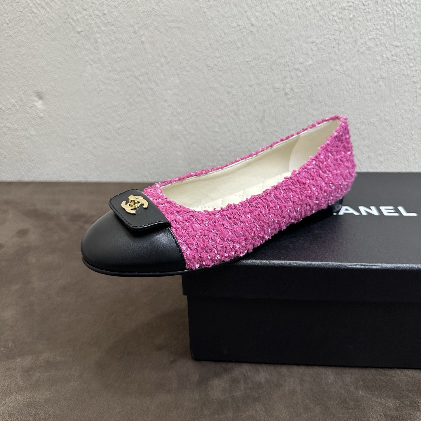 NO:818721,26P Spring and Summer New Style｜Chanel Chanel classic color-blocked tweed ballet flats small lid shoes Chanel classic small fragrant ceiling tweed leather shallow-mouthed shoes, full of gentle rich family atmosphere. Classic black leather square toe spliced tweed, metal double C buckle embellishment, exquisite and noble; diamond quilting technology on the inside, full of details, replica of the retro elegant texture of the counter.  The upper foot is soft and elastic and fits the shape of the foot. The low-heeled version is stable and easy to walk, and will not wear your feet for a long time. One-click adaptation for commuting, dating, and daily outings. It is gentle and versatile and can be worn in all seasons. Customized tweed fabric upper + fine lambskin splicing. Entertainment. Breathable sheepskin lining. Original leather outsole.  Sizes 35–39 (40/41 can be customized), single shoes, chanel, chanel, chanel, flats, sheepskin, Leather soles1986090926P春夏新款｜Chanel香奈儿经典拼色花呢芭蕾平底鞋小盖子鞋 香家经典小香风天花板 花呢拼皮浅口单鞋,温柔富家千金氛围感拉满 经典黑皮方头拼接粗花呢,金属双C饰扣点缀,精致显贵；内里菱格绗缝工艺,细节拉满,复刻专柜复古优雅质感. 上脚软弹贴合脚型,低跟版型稳当好走,久穿不磨脚 通勤、约会、日常出街一键适配,温柔百搭四季可穿 鞋面定制粗花呢布面+细腻小羊皮拼接 娱乐 内里垫脚透气羊皮 鞋底原版真皮大底 码数35–39码（40/41码可定制）,单鞋,chanel,chanel,chanel,flats,sheepskin,Leather soles,Women's Shoes