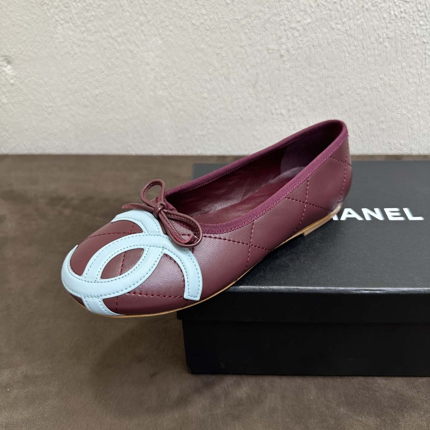 NO:818730,Genuine leather bottom model 26P spring and summer new style | Chanel Chanel vintage Kangpeng 2nd generation leather outsole ballet flats Fengshen medieval series makes a strong return Classic large double C shallow mouth ballet shoes, full of retro atmosphere The iconic eye-catching large double C logo is highly recognizable and has the texture of a rich lady; the entire shoe is handmade with precision rhombus stitching and sophisticated workmanship, perfectly capturing the classic retro style of the Chan family.  The lambskin material is soft and skin-friendly, and fits the shape of the foot. The micro-heel design combines elegance and comfort, and is soft and elastic without tiring the feet. It is versatile for commuting, dating, and daily outings. It is suitable for all seasons. The upper is made of fine imported lambskin. Entertainment. The inner lining is breathable sheepskin. The sole is original genuine leather outsole.  Size 35–39 (customized size 40/41), single shoes, chanel, chanel, chanel, flats, sheepskin, Leather soles19860909真皮底款 26P春夏新款｜Chanel香奈儿中古康鹏2代 真皮大底芭蕾平底鞋 封神中古系列强势返场 经典大双C浅口芭蕾鞋,复古氛围感直接拉满 标志性醒目大双C标识,辨识度超高,自带千金名媛质感；全鞋手工精密菱格车线,重工考究,把香家经典复古格调完美拿捏. 小羊皮材质软糯亲肤,上脚贴合脚型,微跟设计兼顾优雅与舒适,软弹不累脚 通勤、约会、日常出街百搭不挑穿搭,四季实穿款 鞋面甄选细腻进口小羊皮 娱乐 内里垫脚透气羊皮 鞋底原版真皮大底 码数35–39码（40/41码定制）,单鞋,chanel,chanel,chanel,flats,sheepskin,Leather soles,Women's Shoes