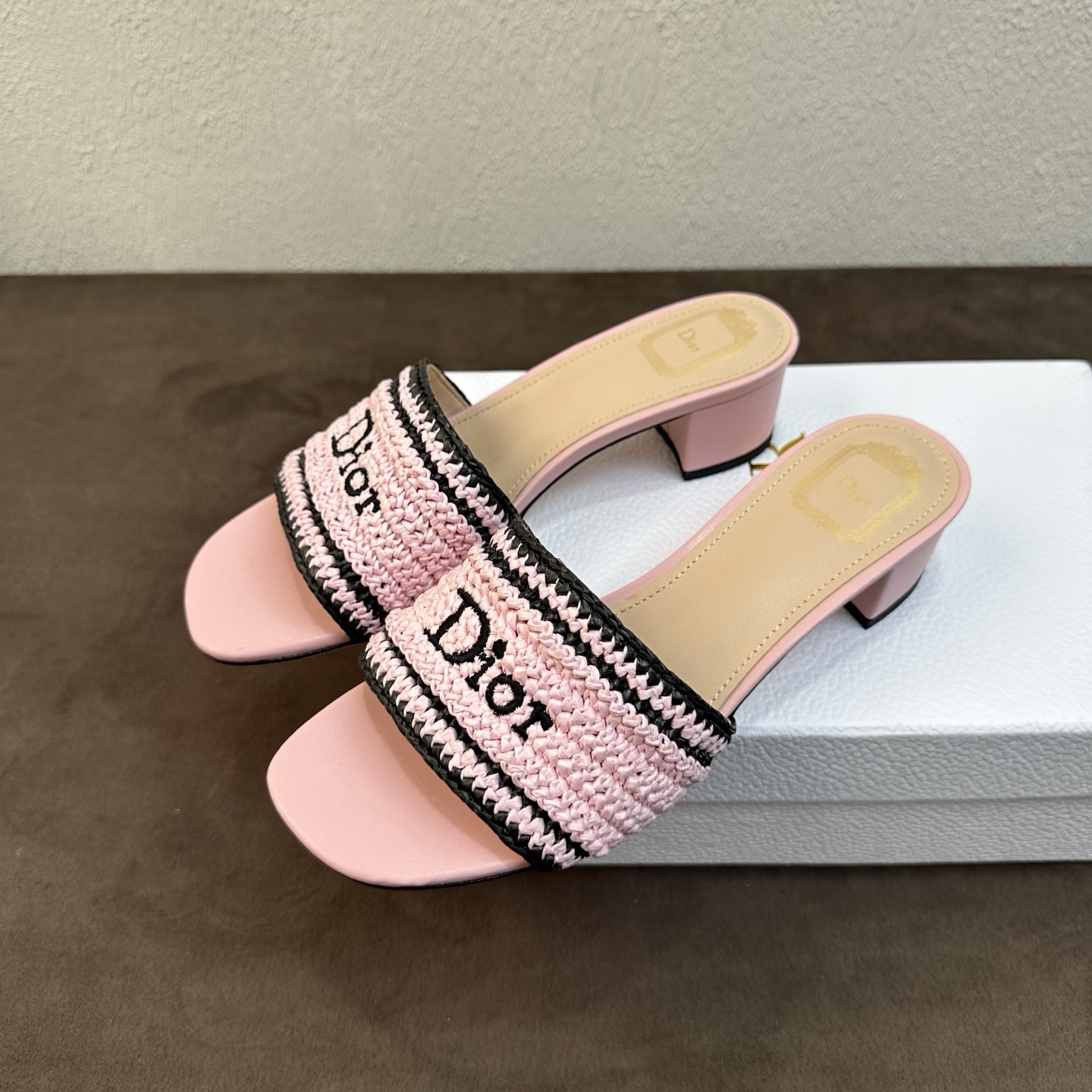 NO:818712,Dior | French raffia woven slippers. The details of the most popular slippers that have been asked about this year are directly legendary!  Selected custom-made raffia hand-woven uppers, with fine texture and breathable texture, exquisite and high-end contrasting edges, and eye-catching Dior embroidered logo for full recognition; the inside is made of soft and waxy lambskin, which is close to the skin and does not rub the feet, and the upper foot comfort is directly maximized~ Intimate double heels are optional. The 4cm low-heeled model quietly lengthens the leg line, making the legs straight and stable, and will not tire your feet after long-term wear.  The flat-soled style is good news for lazy people, a daily slip-on, with a casual and lazy atmosphere. Customized material: raffia｜Sheepskin lining｜Genuine leather outsole Size 35–39, (40/41/42 can be customized), slippers, dior, dior, slippers, espadrilles, sheepskin, Leather soles19860909Dior迪奥｜法式拉菲草编织凉拖鞋 年度被问爆的爆款拖鞋细节直接封神！ 甄选定制拉菲草手工编织鞋面,肌理细腻透气,边缘撞色包边精致高级,醒目Dior刺绣logo辨识度拉满；内里全是软糯小羊皮,贴脚亲肤不磨脚,上脚舒适度直接拉满～ 贴心双跟高可选 4cm低跟款悄悄拉长腿部线条,显腿直还稳,久穿不累脚 平底款懒人福音,日常一脚蹬,随性慵懒氛围感 材质定制拉菲草｜羊皮内里｜真皮大底 尺码35–39,（40/41/42可定制）,拖鞋,dior,dior,slippers,espadrilles,sheepskin,Leather soles,Women's Shoes
