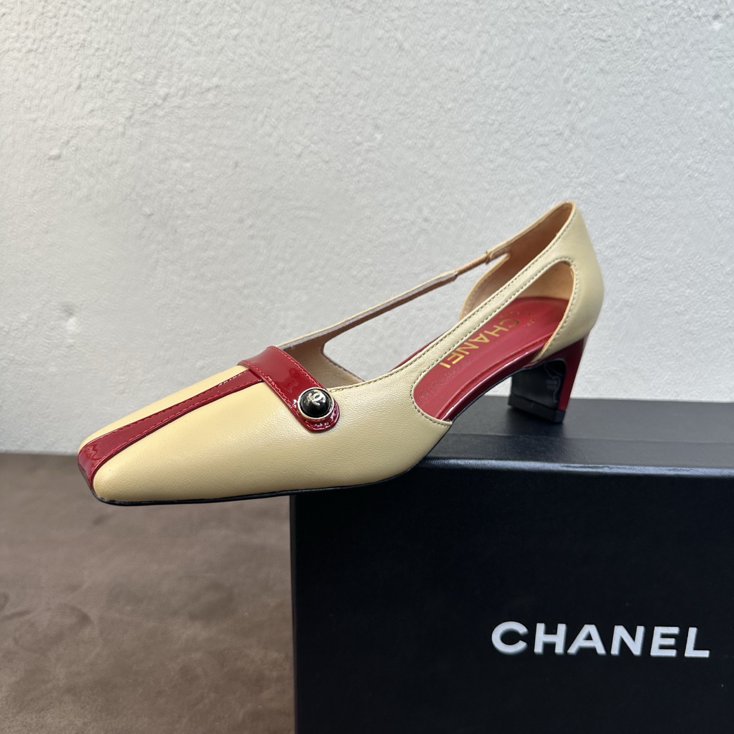 NO:818683,Chanel small fragrant pointed toe T-strap thick heel special-shaped kitten heel sandals, contrasting splicing style, retro style, exquisite T-strap splicing design with multiple colors to choose from, directly filling the light luxury and noble atmosphere, easily grasping the French socialite temperament. The pointed toe version modifies the foot shape and elongates the leg line, the slender heels are exquisite and elegant, the upper foot is slim and elegant, gentle and has its own aura, suitable for daily commuting, dating gatherings, parties and outings~  Bright patent leather upper, sheepskin lining, Italian genuine leather outsole, heel height 5cm, size 35-39 (40, 41 customized, non-returnable), high heels, chanel, chanel, sandals, high heels, sheepskin, Leather soles19860909Chanel 香奈儿小香尖头T带粗跟异形跟猫跟凉鞋 撞色拼接款 复古千金风爆款,精致T带拼接设计搭配多色可选,轻奢显贵氛围感直接拉满,轻松拿捏法式名媛气质.尖头版型修饰脚型拉长腿部线条,细跟精致优雅,上脚显瘦显气质,温柔又自带气场,日常通勤、约会聚会、派对出游都适配~ 鞋面亮漆皮拼接羊皮 内里垫脚羊皮 鞋底意大利真皮大底 跟高5cm 码数35-39（40、41定做不退换）,高跟鞋单鞋,chanel,chanel,sandals,high heels,sheepskin,Leather soles,Women's Shoes