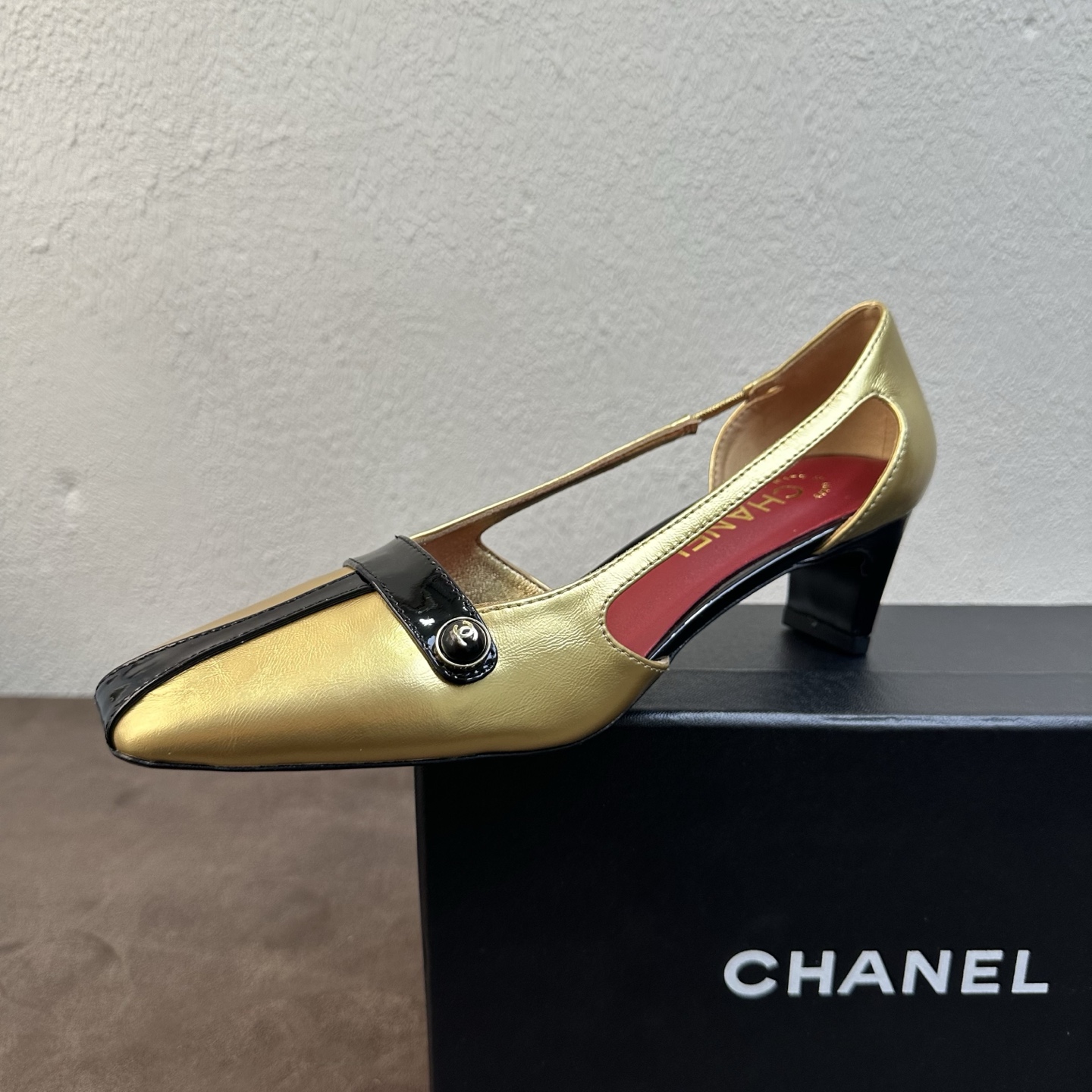 NO:818688,Chanel small fragrant pointed toe T-strap thick heel shaped heel kitten heel hollow sandals, contrasting splicing style, retro style, exquisite T-strap splicing design with multiple colors to choose from, directly filling the light and luxurious atmosphere, easily grasping the French socialite temperament. The pointed toe version modifies the foot shape and elongates the leg line, the slender heels are exquisite and elegant, the upper foot is slim and elegant, gentle and has its own aura, suitable for daily commuting, dating gatherings, and party outings~  Bright patent leather upper, sheepskin lining, Italian genuine leather outsole, heel height 5cm, size 35-39 (40, 41 customized, non-returnable), high heels, chanel, chanel, sandals, high heels, sheepskin, Leather soles19860909Chanel 香奈儿小香尖头T带粗跟异形跟猫跟中空凉鞋 撞色拼接款 复古千金风爆款,精致T带拼接设计搭配多色可选,轻奢显贵氛围感直接拉满,轻松拿捏法式名媛气质.尖头版型修饰脚型拉长腿部线条,细跟精致优雅,上脚显瘦显气质,温柔又自带气场,日常通勤、约会聚会、派对出游都适配~ 鞋面亮漆皮拼接羊皮 内里垫脚羊皮 鞋底意大利真皮大底 跟高5cm 码数35-39（40、41定做不退换）,高跟鞋单鞋,chanel,chanel,sandals,high heels,sheepskin,Leather soles,Women's Shoes