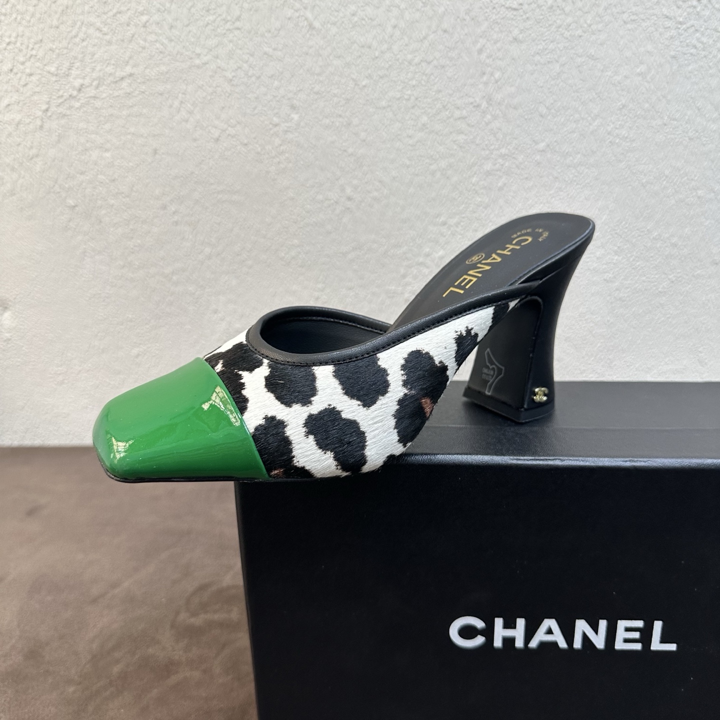 NO:818677,Chanel small square toe square toe back thick heel high heel sandals, zebra pattern splicing model, trendy atmosphere hot style, personalized leopard print and tiger print splicing bright green square toe, retro and flamboyant, high-end contrasting color design has its own recognition, easy to wear big-name texture. The square toe version modifies the foot shape, the thick heel is stable and does not rub the feet, the upper feet are slimmer and the legs are longer, and the fashionable aura is full. It is suitable for daily outings, date parties, and concave shapes~  Horse hair spliced patent leather upper, sheepskin lining, Italian genuine leather outsole, heel height 8.5cm, size 35-39 (40, 41 customized, non-returnable), semi-sliding high heels, chanel, chanel, high heels, slippers, sheepskin, Leather soles19860909Chanel 香奈儿小香方头后空粗跟高跟凉拖鞋 斑马纹拼接款 潮人氛围感爆款,个性豹纹虎纹拼接亮绿方头,复古又张扬,高级撞色设计自带辨识度,轻松穿出大牌质感.方头版型修饰脚型,粗跟稳当不磨脚,上脚显瘦显腿长,时髦气场拉满,日常出街、约会派对、穿搭凹造型都适配~ 鞋面马毛拼接亮漆皮 内里垫脚羊皮 鞋底意大利真皮大底 跟高8.5cm 码数35-39（40、41定做不退换）,半拖高跟鞋,chanel,chanel,high heels,slippers,sheepskin,Leather soles,Women's Shoes