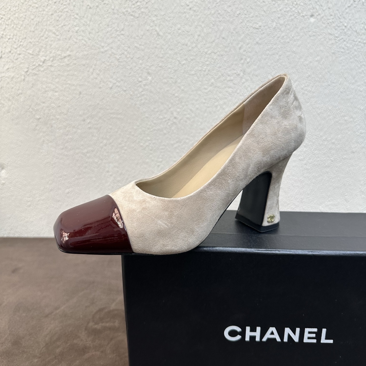 NO:818664,Chanel Chanel small square toe thick heel pumps, color matching and contrasting colors, a ceiling-shattering style with a sense of atmosphere, multi-color options, classic square toe and patent leather design, full of retro light luxury and high-end, easy to grasp the French exquisite style. The square toe version makes the feet slimmer, the thick heels are stable and not tiring, the upper feet are slim and elongate the leg lines, elegant and have its own aura, suitable for commuting to work, dating parties, and daily outings~  Upper sheep suede/horse hair splicing bright patent leather, inner padding sheepskin, sole Italian leather outsole, heel height 8.5cm, size 35-39 (40, 41 customized, non-refundable), high-heeled shoes, chanel, chanel, high heels, sheepskin, Leather soles19860909Chanel 香奈儿小香方头粗跟浅口单鞋 拼色撞色款 氛围感天花板爆款,多色可选经典方头拼漆皮设计,复古轻奢高级感拉满,轻松拿捏法式精致格调.方头版型修饰脚型显纤细,粗跟稳固不累脚,上脚显瘦拉长腿部线条,优雅又自带气场,通勤上班、约会聚会、日常出街都适配~ 鞋面羊反绒/马毛拼接亮漆皮 内里垫脚羊皮 鞋底意大利真皮大底 跟高8.5cm 码数35-39（40、41定做不退换）,高跟鞋单鞋,chanel,chanel,high heels,sheepskin,Leather soles,Women's Shoes