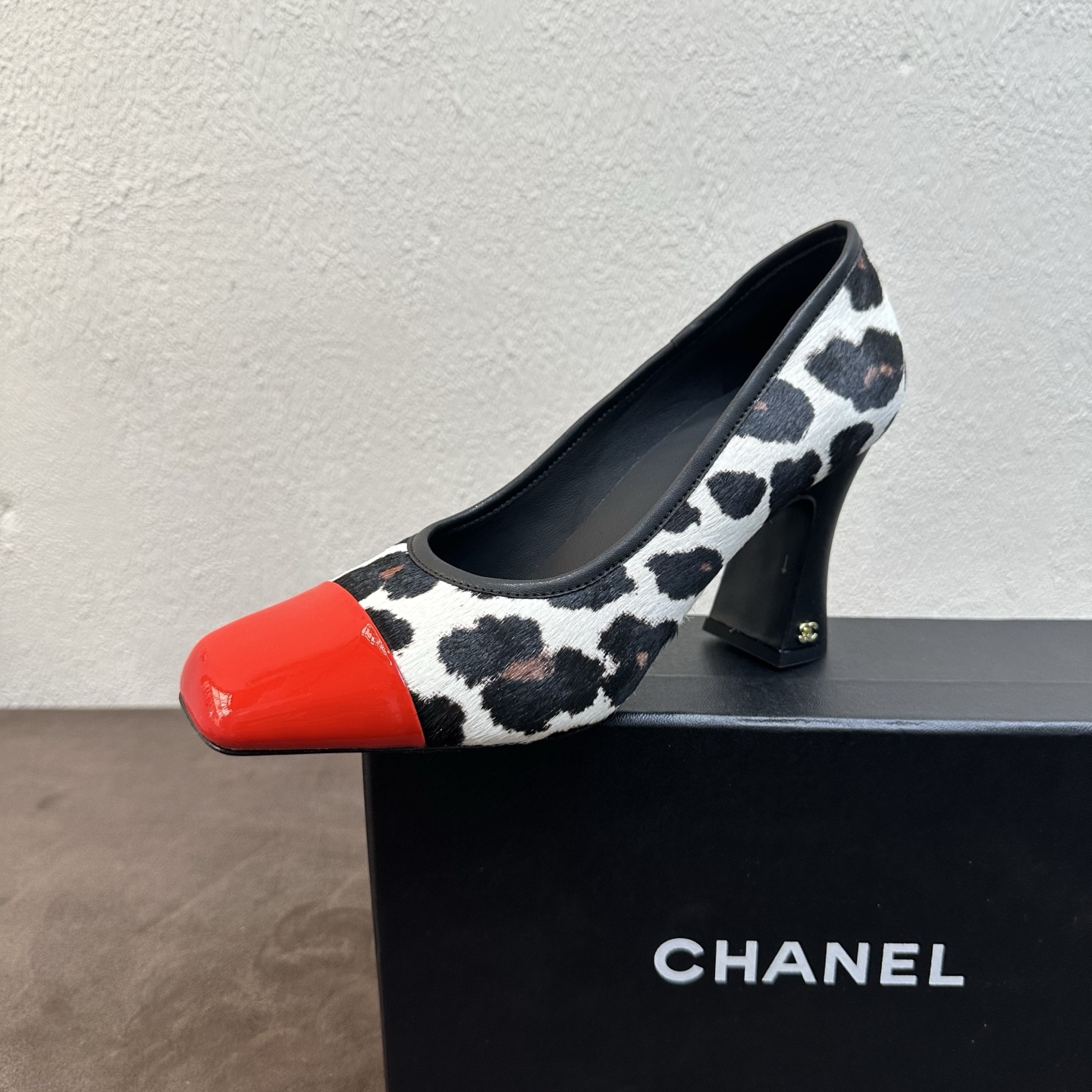 NO:818671,Chanel small square-toe thick-heeled shallow-top high-heeled shoes with contrasting colors. A popular style for the ceiling. Available in multiple colors. Classic square-toe and patent leather design. Full of retro luxury and high-end feel. Easy to match French exquisite style. The square-toe version makes the feet slimmer. The thick heels are stable and not tiring. The upper feet are slimmer and elongate the leg lines. They are elegant and have their own aura. Suitable for commuting to work, dating parties, and daily outings~  Upper sheep suede/horse hair splicing bright patent leather, inner padding sheepskin, sole Italian leather outsole, heel height 8.5cm, size 35-39 (40, 41 customized, non-refundable), high-heeled shoes, chanel, chanel, high heels, sheepskin, Leather soles19860909Chanel 香奈儿小香方头粗跟浅口高跟单鞋 拼色撞色款 氛围感天花板爆款,多色可选经典方头拼漆皮设计,复古轻奢高级感拉满,轻松拿捏法式精致格调.方头版型修饰脚型显纤细,粗跟稳固不累脚,上脚显瘦拉长腿部线条,优雅又自带气场,通勤上班、约会聚会、日常出街都适配~ 鞋面羊反绒/马毛拼接亮漆皮 内里垫脚羊皮 鞋底意大利真皮大底 跟高8.5cm 码数35-39（40、41定做不退换）,高跟鞋单鞋,chanel,chanel,high heels,sheepskin,Leather soles,Women's Shoes