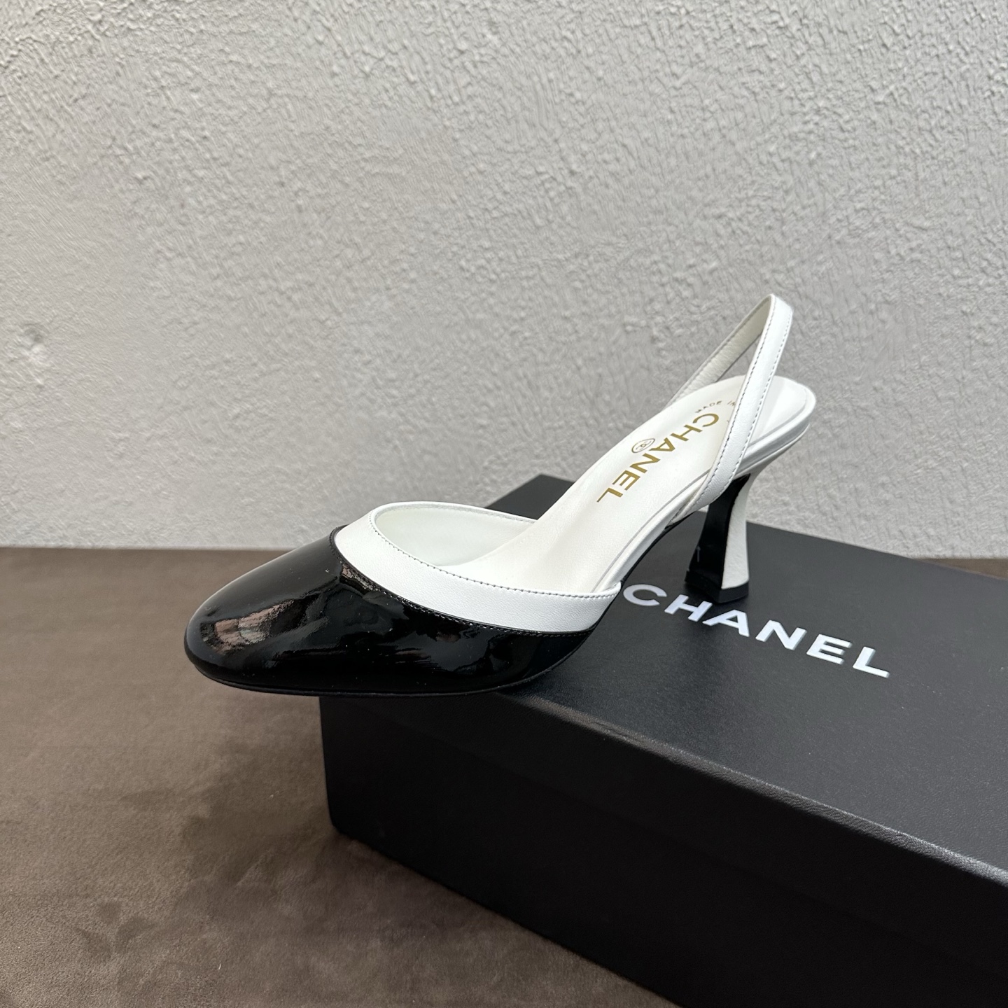NO:818659,Chanel Chanel Little Fragrance Style C Spring and Summer color-blocked round-toe back strap sandals, light luxury retro atmosphere full of bright patent leather contrasting color splicing + personalized special-shaped thick heel multi-color hot style, 2026 counters will be updated simultaneously, purchasing top level!  Original lasting process, the same shoe model at the counter!  The upper toes perfectly make your legs look longer and slimmer, and the thick heels are stable enough to wear for a long time without tiring your feet. You can go in and out of the counter for comparison without stress!  Good shoes, full of details from head to toe!  Material: Imported fine smooth cowhide + glossy patent leather splicing + elastic thin straps with empty back design. Entertainment lining/foot pads imported soft sheepskin. Original Italian non-slip and wear-resistant genuine leather outsole. Genuine molded round head special-shaped thick heel last. A must-have shoe cabinet for commuting and dating goddesses!  Size 35-41 (40.41 customized, non-returnable) Heels 7cm high, high heels sandals, chanel, chanel, chanel, sandals, high heels, cowhide, sheepskin, Leather soles19860909Chanel香奈儿小香风C家春夏拼色圆头后空绊带凉鞋 轻奢复古氛围感拉满亮面漆皮撞色拼接+个性异形粗跟多色爆款2026专柜同步上新 代购顶配级别！原版套楦工艺,专柜同款鞋型！上脚极致显腿长显瘦,粗跟稳当久穿不累脚,可出入专柜无压力比对！好鞋子从头到脚细节拉满！ 材料进口细腻光面牛皮+亮面漆皮拼接+弹力细带后空设计 娱乐 内里／垫脚进口柔软羊皮 鞋底原版意大利防滑耐磨真皮大底 正品开模定型圆头异形粗跟楦型 通勤约会女神鞋柜封神必备款！ 尺码35-41（40.41定做不退换） 跟高跟高7cm,高跟鞋凉鞋,chanel,chanel,chanel,sandals,high heels,cowhide,sheepskin,Leather soles,Women's Shoes