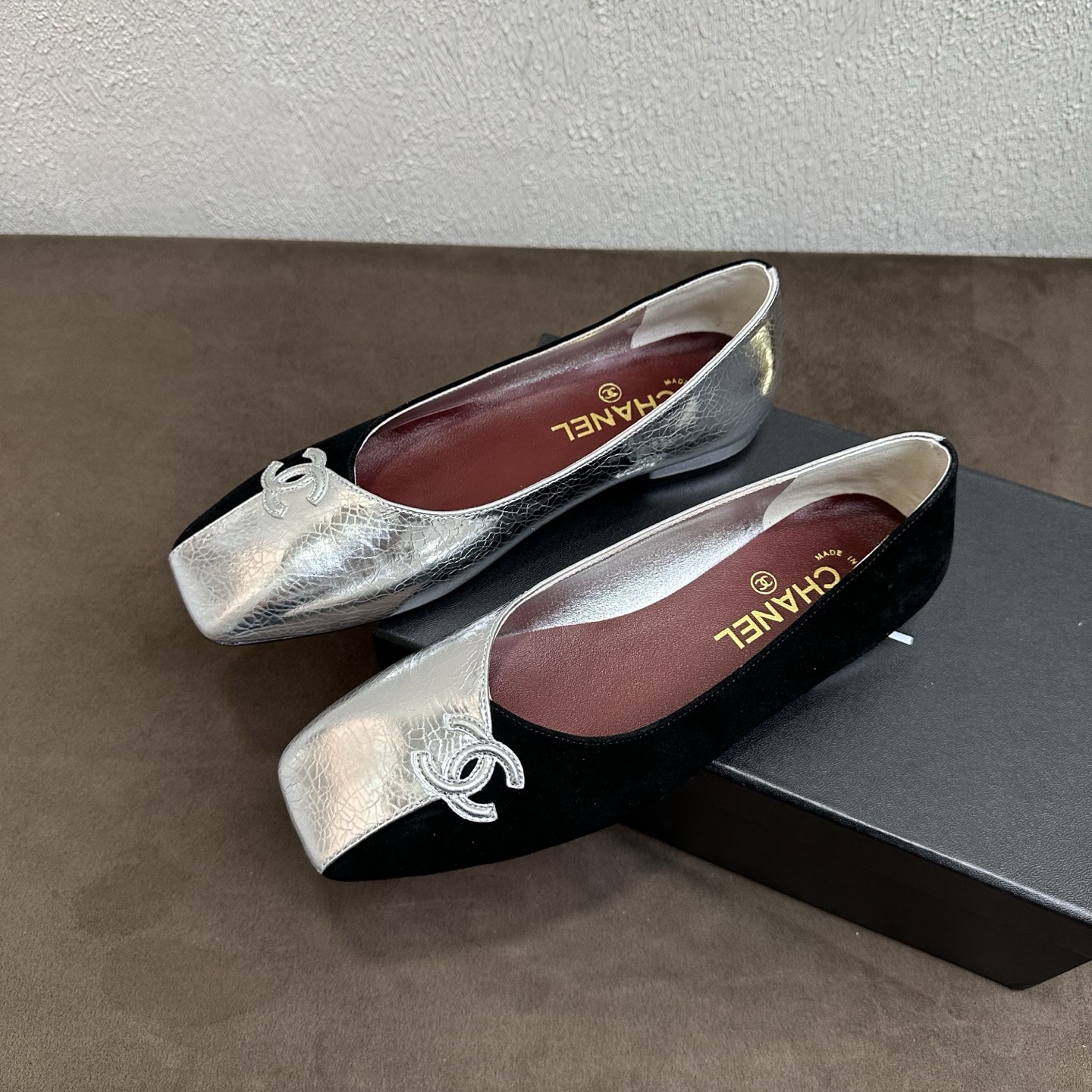 NO:818647,Chanel Chanel C's classic color-blocked square toe body spliced ​​flat shoes, retro and luxurious, full of multi-material splicing + iconic double Clogo spring and summer hot style, 2026 counters will be updated at the same time, purchasing top-level products!  Original lasting process, the same shoe model at the counter!  The upper foot is gentle and elegant, and the soft sole does not rub the feet. You can go in and out of the counter for stress-free comparison!  Good shoes, full of details from head to toe!  Material: Imported fine anti-velvet/glossy cowhide + metal/glossy splicing toe + classic double C logo Entertainment lining/foot pads imported soft sheepskin Original Italian non-slip wear-resistant genuine leather outsole Authentic molded square toe low heel/flat bottom last type Versatile style for commuting and dating, a must-have for goddess shoe cabinets!  Size 35-41 (40.41 customized, non-returnable) Heel height 1.5cm, sandals, chanel, chanel, chanel, sandals, cowhide, sheepskin, Leather soles19860909Chanel香奈儿C家经典拼色方头鞋身拼接平底单鞋 复古贵气千金感拉满多材质拼接+标志性双Clogo春夏爆款2026专柜同步上新 代购顶配级别！原版套楦工艺,专柜同款鞋型！上脚温柔显气质,软底不磨脚,可出入专柜无压力比对！好鞋子从头到脚细节拉满！ 材料进口细腻反绒/光面牛皮+金属/亮面拼接鞋头+经典双C标识 娱乐 内里／垫脚进口柔软羊皮 鞋底原版意大利防滑耐磨真皮大底 正品开模定型方头低跟/平底楦型 通勤约会百搭款,女神鞋柜封神必备！ 尺码35-41（40.41定做不退换） 跟高1.5cm,凉鞋单鞋,chanel,chanel,chanel,sandals,cowhide,sheepskin,Leather soles,Women's Shoes
