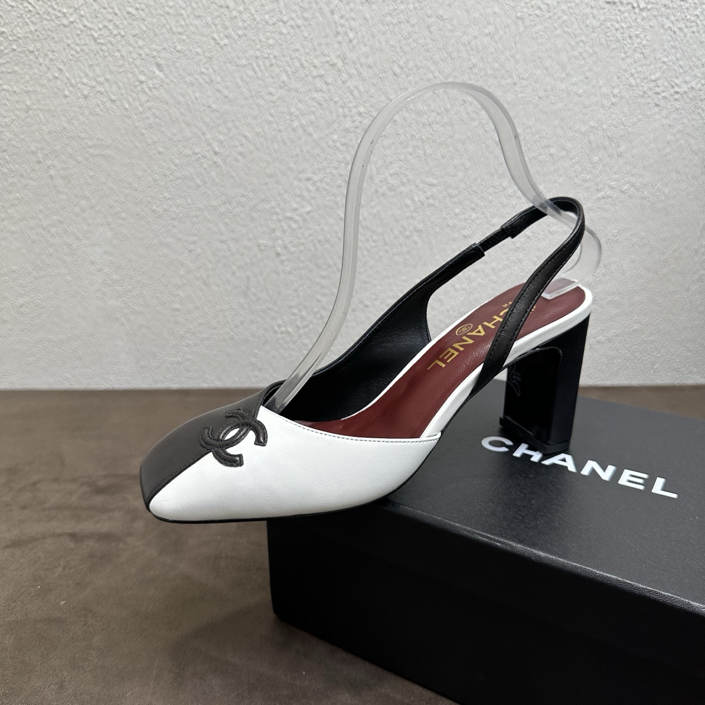 NO:818653,Chanel Chanel Little Fragrance Style C Spring and Summer Color Block Square Toe Square Heel Sandals with High Heels and Thick Heels. The retro high-end atmosphere is full of classic double C logo + two-color splicing square toes + special-shaped thick heels and multi-color hot models. The 2026 counters will be updated simultaneously. Purchase the top level!  Original lasting process, the same shoe model at the counter!  The upper toes perfectly make the legs look longer and slimmer, and they are soft and waxy without any wear on the feet after being worn for a long time. You can go in and out of the counter for comparison without stress!  Good shoes, full of details from head to toe!  Material: Imported fine smooth/embossed cowhide + two-color spliced ​​toe cap + double-layered thin straps with empty back design. Entertainment lining/foot pads imported soft sheepskin. Original Italian non-slip and wear-resistant genuine leather outsole. Genuine molded square toe thick heel last. A must-have for the exquisite goddess shoe cabinet in the workplace!  Size 35-41 (40.41 customized, non-returnable) Heel height 8cm, sandals, chanel, chanel, chanel, sandals, cowhide, sheepskin, Leather soles19860909Chanel香奈儿小香风C家春夏拼色方头后空绊带高跟粗跟方跟凉鞋 复古高级氛围感拉满经典双C标+双色拼接方头+异形粗跟多色爆款2026专柜同步上新 代购顶配级别！原版套楦工艺,专柜同款鞋型！上脚极致显腿长显瘦,久穿软糯不磨脚,可出入专柜无压力比对！好鞋子从头到脚细节拉满！ 材料进口细腻光面/压纹牛皮+双色拼接鞋头+双层细带后空设计 娱乐 内里／垫脚进口柔软羊皮 鞋底原版意大利防滑耐磨真皮大底 正品开模定型方头粗跟楦型 职场精致女神鞋柜封神必备款 ！ 尺码35-41（40.41定做不退换） 跟高跟高8cm,凉鞋单鞋,chanel,chanel,chanel,sandals,cowhide,sheepskin,Leather soles,Women's Shoes