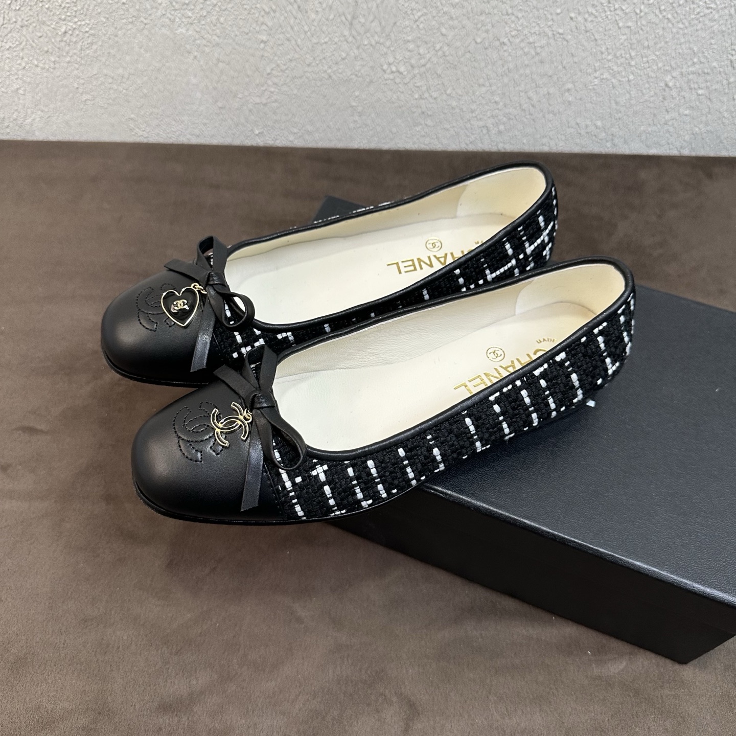 NO:818692,Chanel Chanel's classic C ballet flats, small fragrant style color-blocked round-toe shoes, elegant and versatile atmosphere, full sheepskin toe + tweed upper + love double C pendant, multi-color hot style, 2026 counters will be updated at the same time, purchase the top level!  Original lasting process, the same shoe model at the counter!  The upper foot is extremely slimming, soft and waxy without wearing for a long time, and can be compared in and out of the counter without pressure!  Good shoes, full of details from head to toe!  Material: Imported fine sheepskin toe cap + high-definition tweed upper + bow love double C pendant. Multiple colors available. Entertainment lining/foot pads. Imported soft sheepskin. Original Italian non-slip and wear-resistant genuine leather outsole. Authentic molded round toe flat bottom last. A must-have for the goddess's daily commuting shoe cabinet!  Size 35-41 (40.41 custom-made, non-refundable) High-heeled flat soles, single shoes, chanel, chanel, chanel, flats, sheepskin, Leather soles19860909Chanel香奈儿经典C家芭蕾平底鞋 小香风拼色圆头单鞋 优雅百搭氛围感拉满羊皮鞋头+花呢鞋面+爱心双C挂饰多色爆款2026专柜同步上新 代购顶配级别！原版套楦工艺,专柜同款鞋型！上脚极致显脚瘦,久穿软糯不磨脚,可出入专柜无压力比对！好鞋子从头到脚细节拉满！ 材料进口细腻羊皮鞋头+高定粗花呢鞋面+蝴蝶结爱心双C挂饰 多色可选 娱乐 内里／垫脚进口柔软羊皮 鞋底原版意大利防滑耐磨真皮大底 正品开模定型圆头平底楦型 日常通勤女神鞋柜封神必备款 ！ 尺码35-41（40.41定做不退换） 跟高平底,单鞋,chanel,chanel,chanel,flats,sheepskin,Leather soles,Women's Shoes