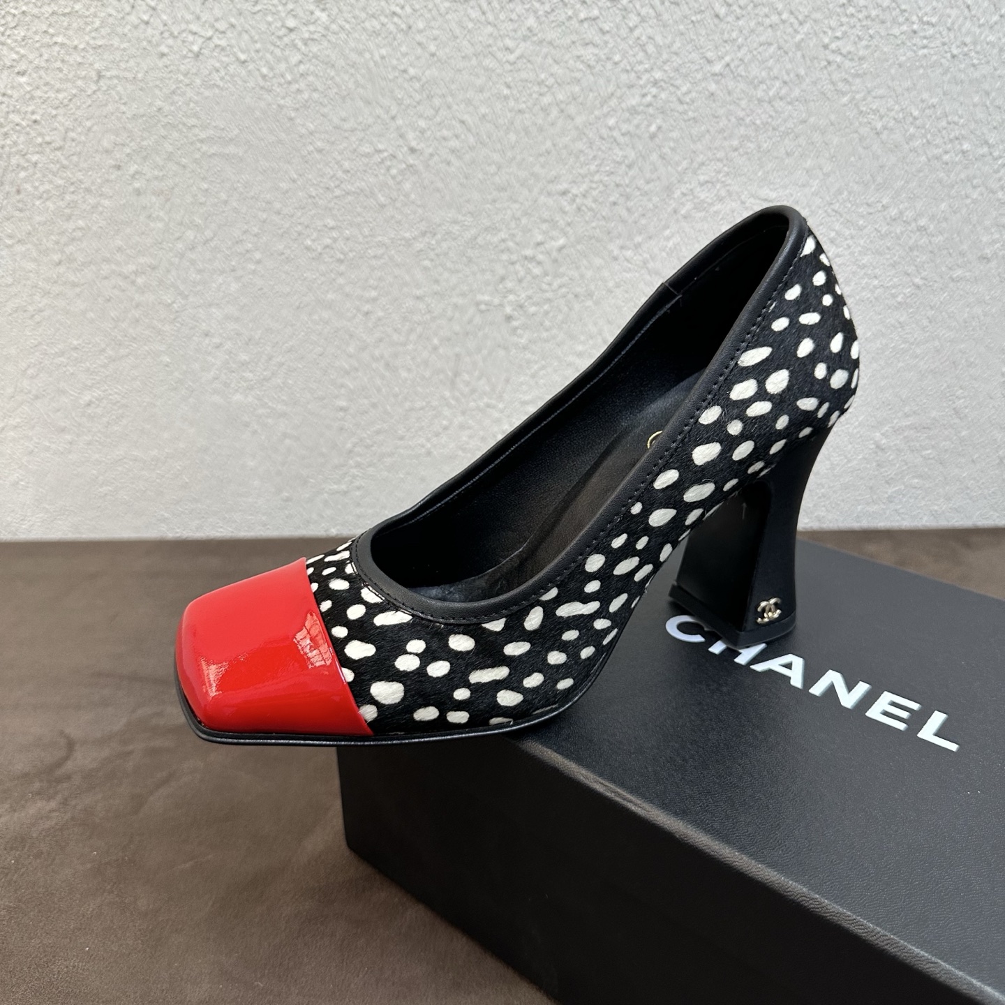 NO:818685,Chanel Chanel small fragrant style oblique toe thick heel shallow mouth high-heeled shoes, color matching and contrasting hot style, atmospheric ceiling!  Classic square toe and patent leather design, retro light luxury and high-end feel, easy to grasp the French exquisite style. The square toe version is super modified for the foot shape, and the feet become slender in seconds; the thick heels are stable without shaking or tiring the feet, making the upper foot slimmer and elongating the leg line, elegant and self-contained, perfect for commuting to work, dating parties, and daily outings~ Sheepskin upper, horse hair spliced glossy patent leather, entertainment, lining/foot pads, imported soft sheepskin  The sole is original Italian non-slip and wear-resistant leather outsole, heel height 8.5cm, size 35-39 (40, 41 customized, non-returnable), high-heeled shoes, chanel, chanel, high heels, sheepskin, Leather soles19860909Chanel 香奈儿小香风斜方头粗跟浅口高跟单鞋 拼色撞色爆款 氛围感天花板！经典方头拼漆皮设计,复古轻奢高级感直接拉满,轻松拿捏法式精致格调.方头版型超修饰脚型,秒变纤细玉足；粗跟稳固不晃不累脚,上脚显瘦又拉长腿部线条,优雅自带气场,通勤上班、约会聚会、日常出街都能完美适配~ 鞋面羊皮 马毛拼接亮面漆皮 娱乐 内里/垫脚进口柔软羊皮 鞋底原版意大利防滑耐磨真皮大底 跟高8.5cm 码数35-39（40、41定做不退换）,高跟鞋单鞋,chanel,chanel,high heels,sheepskin,Leather soles,Women's Shoes
