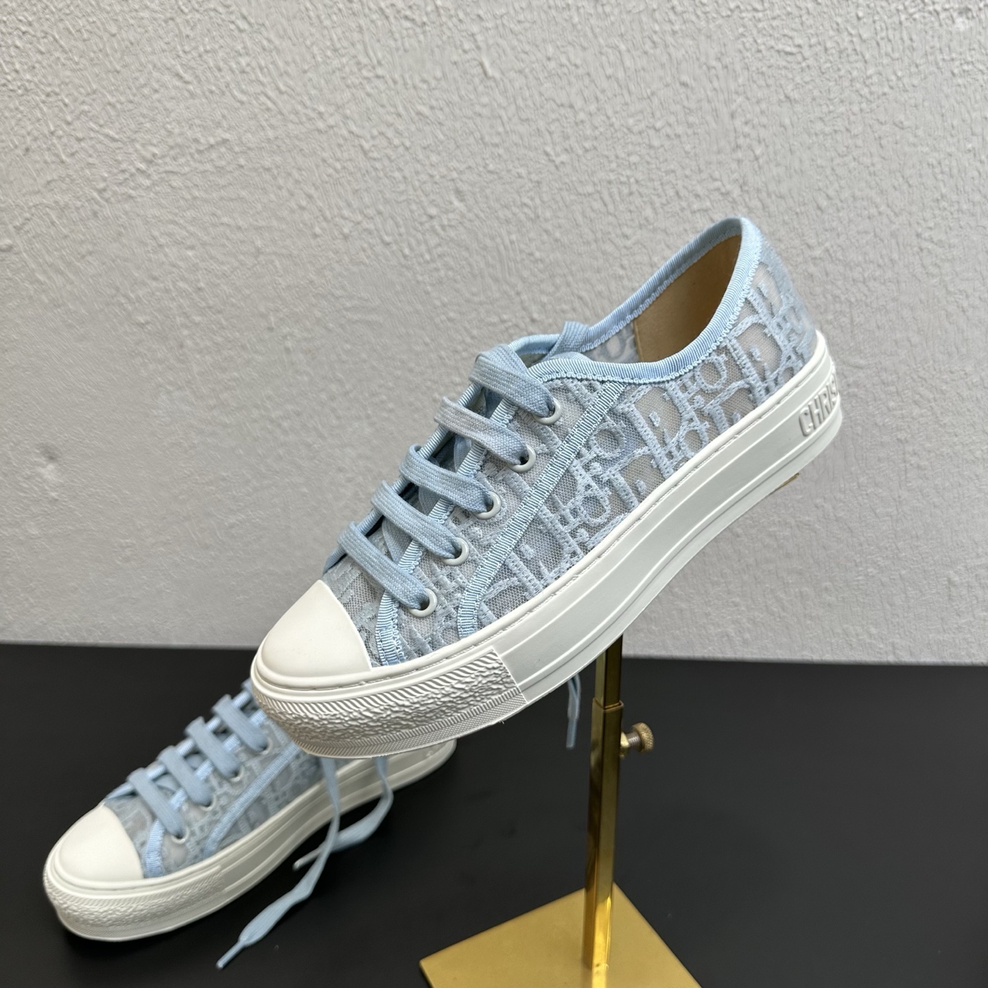 NO:819580,Dior Dior's new embroidered mesh casual sneakers | Counter-matched top-notch craftsmanship Distinguishes cheap printing, this product uses high-density electric embroidery technology, the texture is not at the same level. The original model is accurately opened, 1:1 ingenious reproduction, the top version on the market, those who know the stuff can close their eyes. The whole picture is shot without filters, what you see is what you get, Xiaohongshu's popular model has hit the fashion circle. Exquisite three-dimensional embroidery with neat and full lines, full sense of layering  Popular embroidery model of 2026, versatile small sneakers for daily wear. Breathable canvas outsole. Original five-pointed star TPU non-slip outsole. Sizes 35-39 | 40 can be customized. Sole thickness 3cm / 4.5cm dual version available. Full set of brand packaging, casual shoes/sports shoes, dior, dior, sneakers.19860909Dior迪奥新款刺绣网纱休闲板鞋｜专柜对版顶级工艺 区分廉价印花,本品采用高密度电绣工艺,质感完全不在一个层级 原版精准开模,1:1匠心复刻,市面顶配版本,懂货的闭眼入 全图实拍无滤镜,所见即所得,小红书爆款刷屏时尚圈 精致满印立体刺绣,走线工整饱满,层次感拉满 2026年度热门刺绣款,日常穿搭百搭小板鞋 垫脚透气帆布 大底原版五角星TPU防滑大底 尺码35-39码｜40码可定制 鞋底厚度3cm / 4.5cm双版本可选 全套品牌包装配齐,休闲鞋/运动鞋,dior,dior,sneakers,Women's Shoes