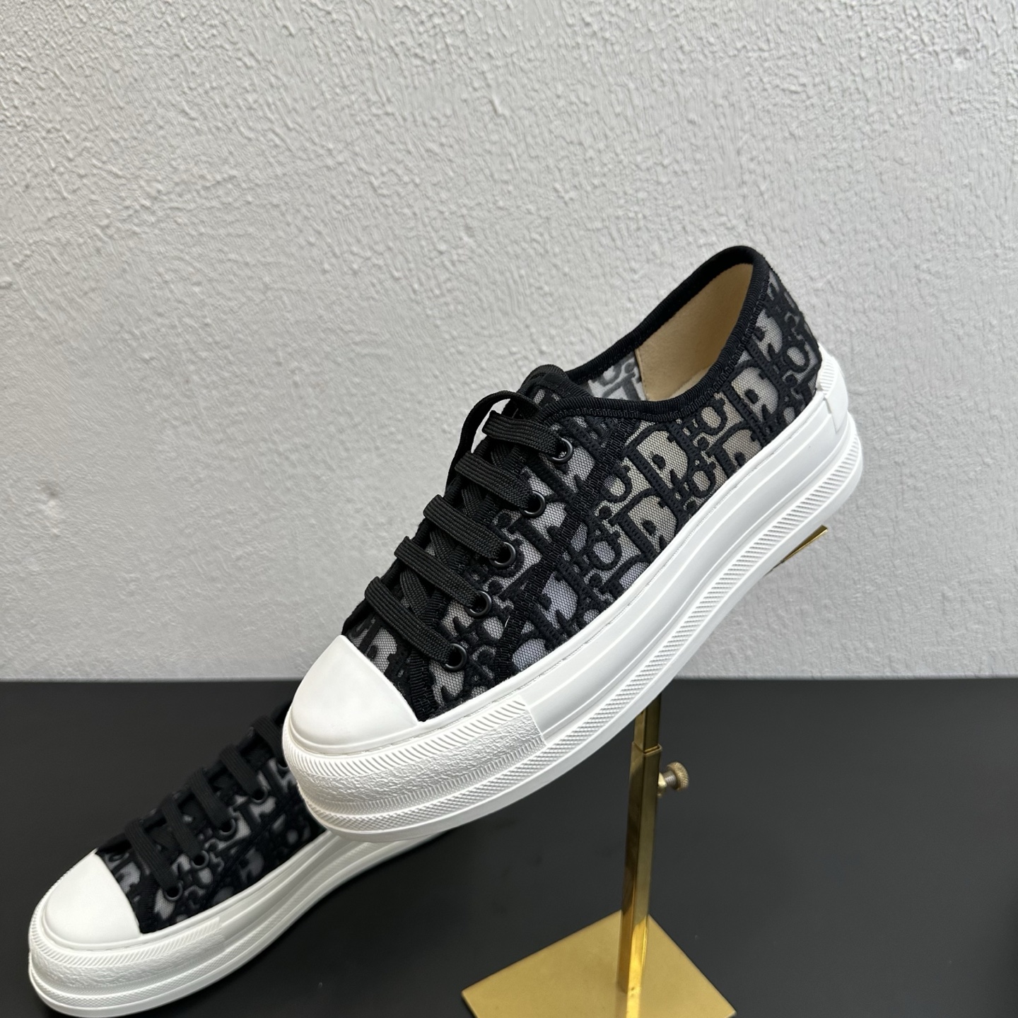 NO:819584,Thick-soled Dior Dior's new embroidered mesh casual sneakers | Counter-matched top-notch craftsmanship Distinguishes cheap printing, this product uses high-density electric embroidery technology, the texture is not on the same level at all The original model is accurately opened, 1:1 ingenious reproduction, the top version on the market, those who know the stuff should close their eyes to see the full picture without filters, what you see is what you get, Xiaohongshu's popular model has hit the fashion circle Exquisite three-dimensional embroidery with neat and full lines, full sense of layering  Popular embroidery model of 2026, versatile small sneakers for daily wear. Breathable canvas outsole. Original five-pointed star TPU non-slip outsole. Sizes 35-39 | 40 can be customized. Sole thickness 3cm / 4.5cm dual version available. Full set of brand packaging, casual shoes/sports shoes, dior, dior, sneakers.19860909厚底 Dior迪奥新款刺绣网纱休闲板鞋｜专柜对版顶级工艺 区分廉价印花,本品采用高密度电绣工艺,质感完全不在一个层级 原版精准开模,1:1匠心复刻,市面顶配版本,懂货的闭眼入 全图实拍无滤镜,所见即所得,小红书爆款刷屏时尚圈 精致满印立体刺绣,走线工整饱满,层次感拉满 2026年度热门刺绣款,日常穿搭百搭小板鞋 垫脚透气帆布 大底原版五角星TPU防滑大底 尺码35-39码｜40码可定制 鞋底厚度3cm / 4.5cm双版本可选 全套品牌包装配齐,休闲鞋/运动鞋,dior,dior,sneakers,Women's Shoes