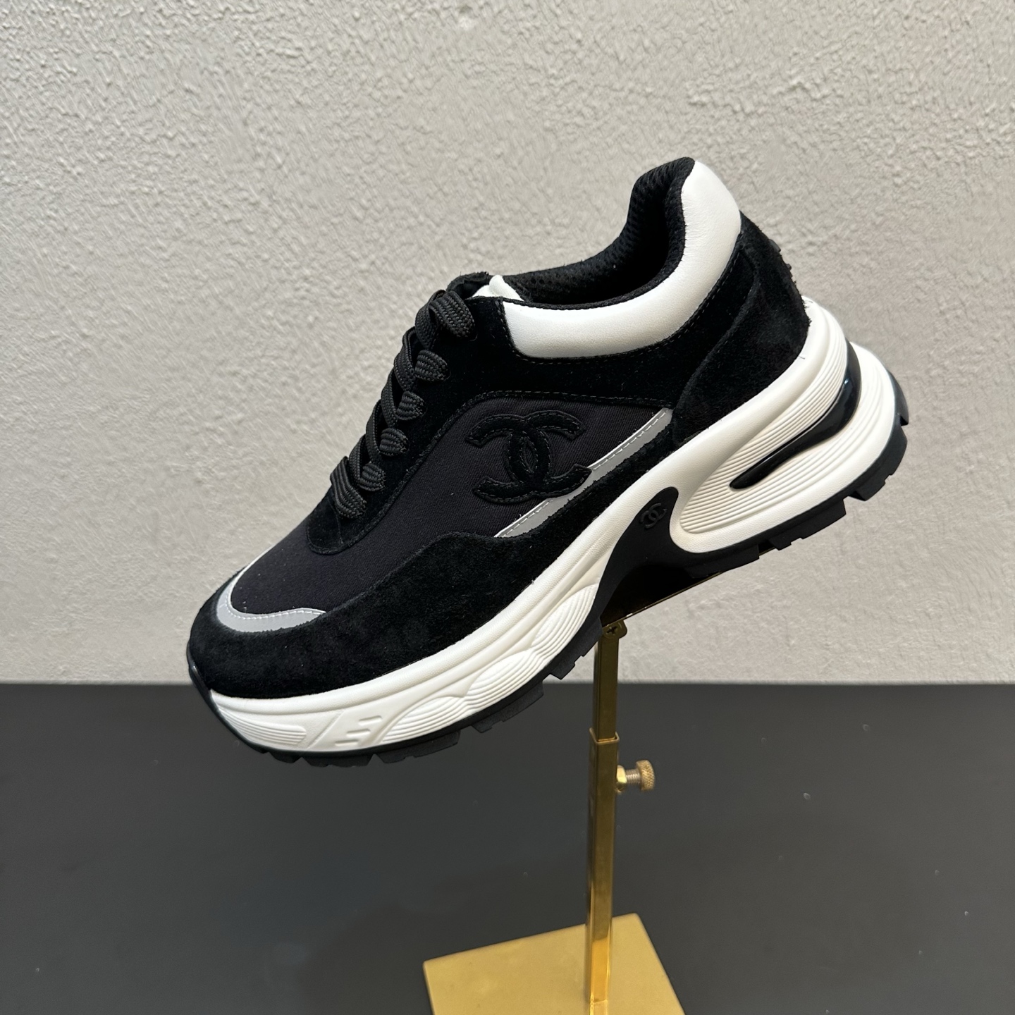 NO:819588,Chanel Chanel Xiaoxiang 26C early spring new thick-soled casual sports shoes, the most popular dad shoes of the year, are newly released, sweeping the major social platforms of Xiaohongshu and INS, and the popularity of the entire network remains high!  Continuing the brand's classic double C logo, the upper incorporates a variety of fine electric embroidery techniques and cleverly incorporates the trendy panda color matching design, which combines retro texture and sporty vitality. The upper is made of imported high-mercerized soft cowhide, and the lining is made of original breathable mesh and sheepskin, which is skin-friendly and not stuffy. The original open-molded TPU combination outsole is increased by 3.5cm, making the foot longer and longer in seconds.  Size 35-39 (40, 41 customized), casual shoes/sports shoes, chanel, chanel, sneakers, cowhide, sheepskin19860909Chanel香奈儿小香26C早春新款厚底休闲运动鞋 年度爆款老爹鞋重磅上新,席卷小红书、INS各大社交平台,全网热度居高不下！ 延续品牌经典双C标识,鞋面融合多种精细电绣工艺,巧妙融入潮流熊猫拼色设计,兼具复古质感与运动活力. 甄选进口高丝光软牛皮打造鞋面,内里采用原版透气网布搭配羊皮,亲肤不闷脚；原版开模TPU组合大底,3.5cm增高,上脚秒变大长腿,软弹踩屎感,久穿不累脚. 尺码35-39码（40、41定做）,休闲鞋/运动鞋,chanel,chanel,sneakers,cowhide,sheepskin,Women's Shoes