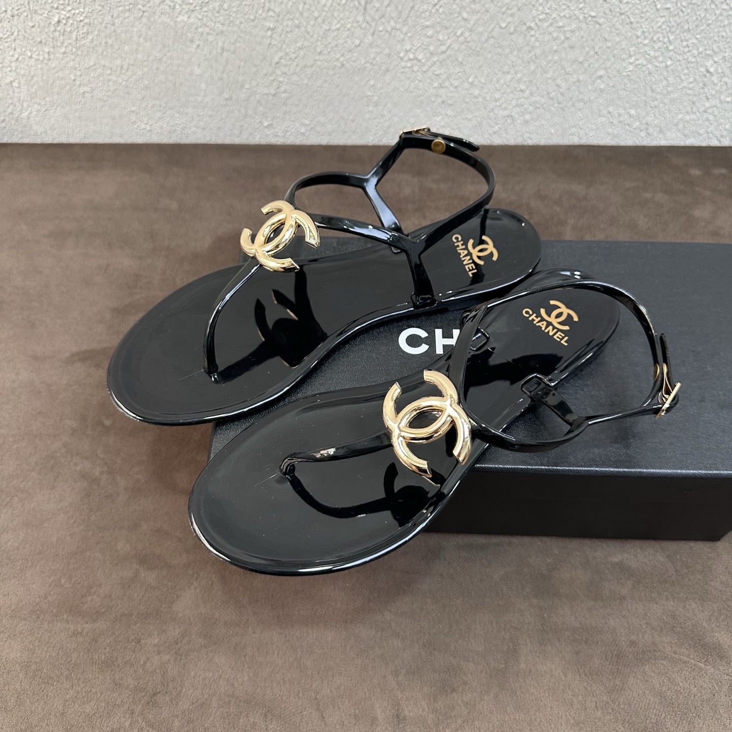 NO:819576,Chanel Chanel's new summer flip-flops flip-flops, Warren's cooperation model rich flip-flops jelly shoes, original 1:1 mold opening, TPU material, soft Q-elastic, durable and waterproof, travel and leisure beach shoes Size: 36-41, split-toe shoes, chanel, chanel, valentino, sandals19860909Chanel香奈儿新款夏季夹趾凉鞋夹脚凉鞋,华伦家合作款富豪人字拖果冻鞋,原版1:1开模,TPU材质,柔软Q弹,耐穿防水,旅游休闲沙滩鞋 Size: 36-41,分趾鞋,chanel,chanel,valentino,sandals,Women's Shoes