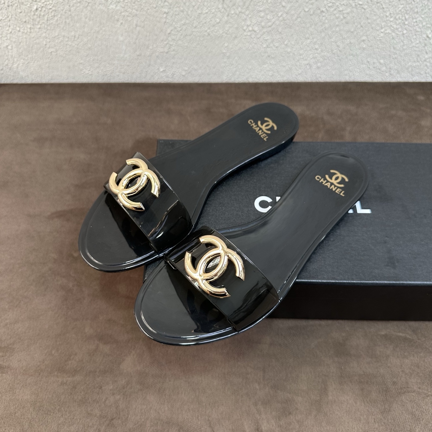 NO:819572,Chanel Chanel's new summer slippers, Warren's collaboration regal flip-flops jelly shoes, original 1:1 mold, TPU material, soft Q-elastic, durable and waterproof, travel and leisure beach shoes Size: 36-41, slippers, chanel, chanel, valentino, slippers19860909Chanel香奈儿新款夏季拖鞋,华伦家合作款富豪人字拖果冻鞋,原版1:1开模,TPU材质,柔软Q弹,耐穿防水,旅游休闲沙滩鞋 Size: 36-41,拖鞋,chanel,chanel,valentino,slippers,Women's Shoes