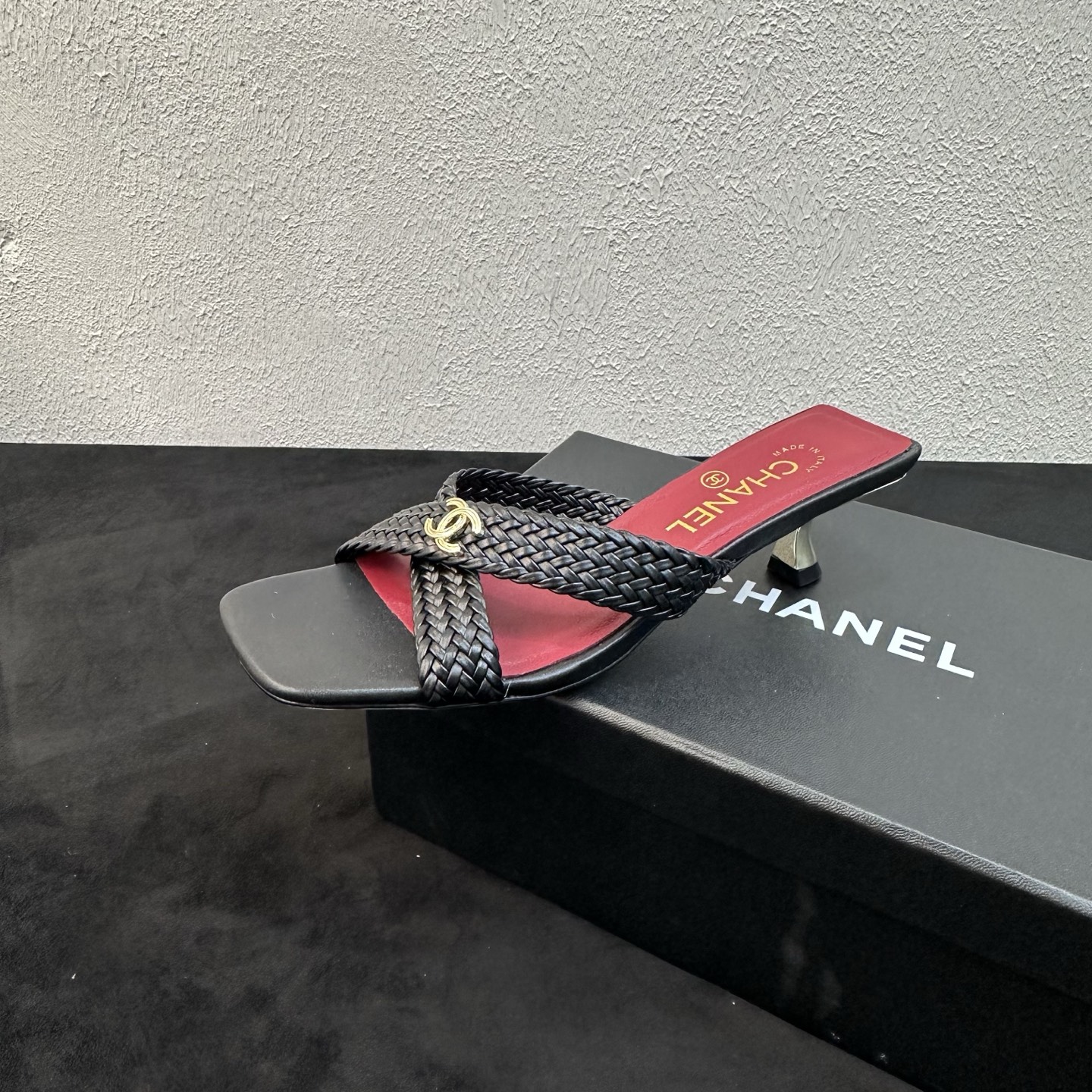 NO:876151,Chanel Chanel Little Fragrance Style C Spring and Summer Braided Cross Strap Square Toe Sandals and Slippers, Light Luxurious and High-end Atmosphere Full of Hand-woven Cross Vamps + Metal Double C Decorative Buckle + Exquisite Thin Heel Multi-Color Hot Style, 2026 Counters Are Available Simultaneously, Top Level Purchasing Agency!  Original lasting process, the same shoe model at the counter!  The upper toes perfectly make the legs look longer and slimmer, and they are soft and waxy without any wear on the feet after being worn for a long time. You can go in and out of the counter for comparison without stress!  Good shoes, full of details from head to toe!  Materials: Imported fine woven cowhide + cross strap design, black lining/foot pads, imported soft sheepskin, original Italian non-slip and wear-resistant leather outsole, genuine molded square toe stiletto last, high cat heel electroplated heel 4.5cm, a must-have for the exquisite goddess shoe cabinet!  Sizes 35-39 (custom-made sizes 40 and 41 are non-refundable), high heels and slippers, chanel, chanel, chanel, high heels, slippers, cowhide, sheepskin, Leather soles19860909Chanel香奈儿小香风C家春夏编织交叉带方头凉拖鞋轻奢高级氛围感拉满手工编织交叉鞋面+金属双C饰扣+精致细跟多色爆款2026专柜同步上新 代购顶配级别！原版套楦工艺,专柜同款鞋型！上脚极致显腿长显瘦,久穿软糯不磨脚,可出入专柜无压力比对！好鞋子从头到脚细节拉满！ 材料进口细腻编织牛皮+交叉绊带设计 黑 内里／垫脚进口柔软羊皮 鞋底原版意大利防滑耐磨真皮大底 正品开模定型方头细跟楦型,跟高猫跟电镀跟4.5cm,精致女神鞋柜封神必备款！ 尺码35-39（40,41定做不退换）,高跟鞋拖鞋,chanel,chanel,chanel,high heels,slippers,cowhide,sheepskin,Leather soles,Women's Shoes
