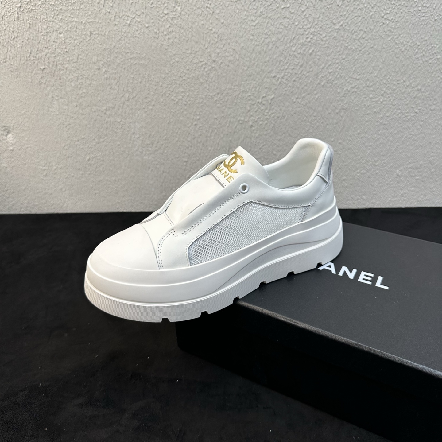NO:876072,Chanel Chanel Little Fragrance C Home spring and summer mesh splicing thick-soled lazy shoes casual shoes, simple and high-end atmosphere full of breathable mesh splicing + metal double C logo multi-color hot models are available at the counter at the same time. Purchase the top level!  Original lasting process, the same shoe model at the counter!  The top of the foot makes the legs look longer and slimmer to the extreme. The thick sole adds height and is light. It is soft and waxy without rubbing on the feet after being worn for a long time. It can be compared in and out of the counter without pressure!  Good shoes, full of details from head to toe!  Materials: Imported fine smooth cowhide + breathable mesh splicing + lazy slip-on design. Available in black/white. Lining/foot pads imported soft sheepskin. Original non-slip and wear-resistant thick-soled sponge outsole. Genuine open molding and shaping round-toe thick-soled last. A must-have shoe cabinet for daily commuting/casual outings!  Size 35-39 (40 is custom-made and cannot be returned or exchanged), casual shoes/sports shoes, chanel, chanel, chanel, sneakers, cowhide, sheepskin19860909Chanel香奈儿小香风C家春夏网面拼接厚底懒人鞋 休闲鞋,简约高级氛围感拉满透气网纱拼接+金属双C标多色爆款专柜同步上新 代购顶配级别！原版套楦工艺,专柜同款鞋型！上脚极致显腿长显瘦,厚底增高还轻盈,久穿软糯不磨脚,可出入专柜无压力比对！好鞋子从头到脚细节拉满！ 材料进口细腻光面牛皮+透气网纱拼接+懒人一脚蹬设计 黑/白两色可选 内里／垫脚进口柔软羊皮 鞋底原版防滑耐磨厚底松糕大底 正品开模定型圆头厚底楦型 日常通勤/休闲出街鞋柜封神必备款 ！ 尺码35-39（40定做不退换）,休闲鞋/运动鞋,chanel,chanel,chanel,sneakers,cowhide,sheepskin,Women's Shoes