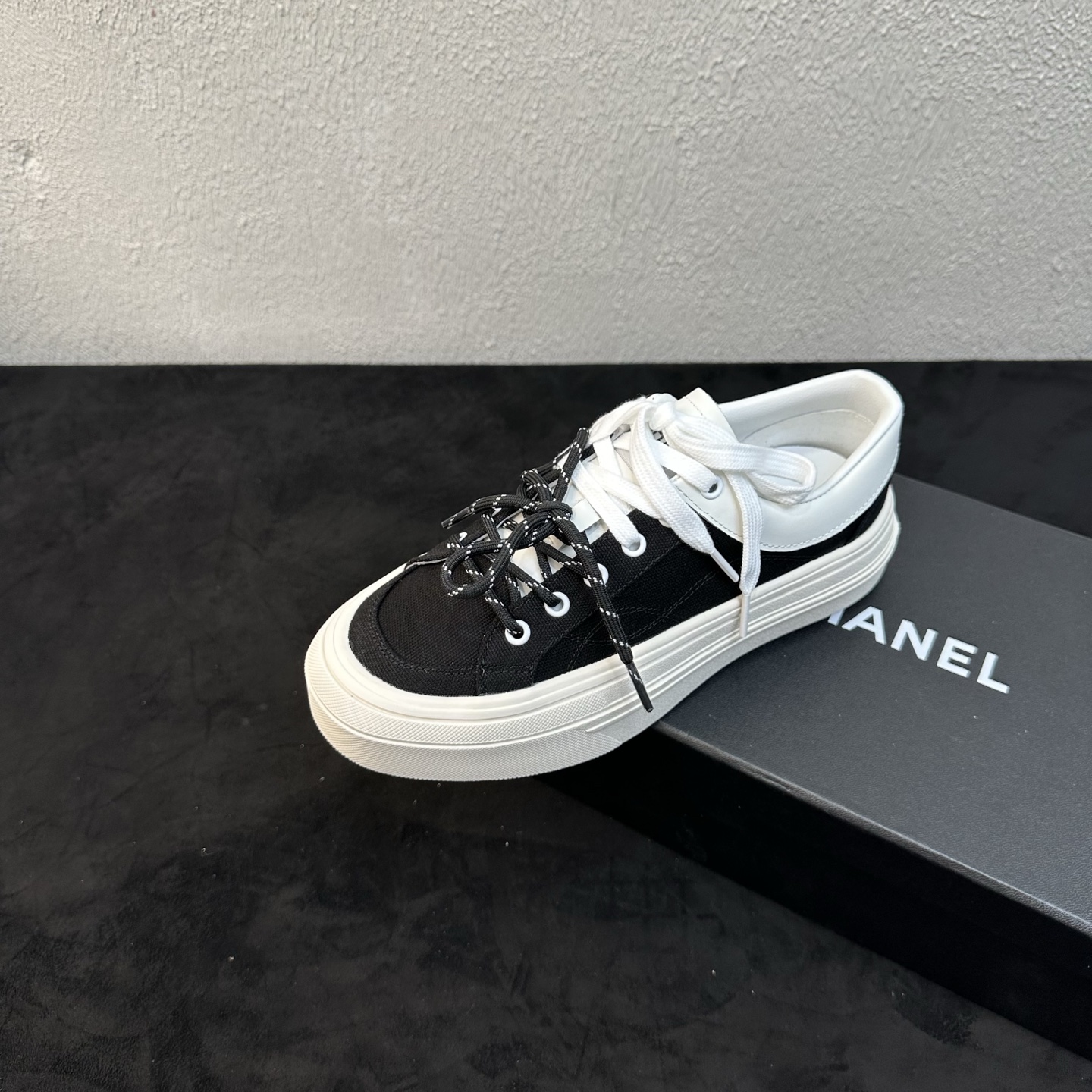 NO:876063,Chanel Chanel Little Fragrance C Home Spring and Summer Double Shoes Thick-soled Canvas Shoes Biscuit Shoes Casual Shoes Sneakers Lazy and casual atmosphere full of classic color matching shoe body + double-layered two-color shoelaces multi-color hot style 2026 counters will be new at the same time. Purchase the top level!  Original lasting process, the same shoe model at the counter!  The upper toes are taller and slimmer, and they are soft and waxy without any wear on the feet after being worn for a long time. You can go in and out of the counter for comparison without stress!  Good shoes, full of details from head to toe!  Material: imported fine canvas spliced ​​with smooth cowhide, three colors available, lining/foot pads, imported soft sheepskin, non-slip molded sole, size 35-39 (40 customized, non-returnable), casual shoes/sports shoes, chanel, chanel, chanel, sneakers, cowhide, sheepskin19860909Chanel香奈儿小香风C家春夏双鞋带厚底帆布鞋饼干鞋休闲鞋运动鞋 慵懒随性氛围感拉满经典拼色鞋身+双层双色鞋带多色爆款2026专柜同步上新 代购顶配级别！原版套楦工艺,专柜同款鞋型！上脚增高显瘦,久穿软糯不磨脚,可出入专柜无压力比对！好鞋子从头到脚细节拉满！ 材料进口细腻帆布拼接光面牛皮 三色可选 内里／垫脚进口柔软羊皮 鞋底防滑模具底 尺码35-39（40定做不退换）,休闲鞋/运动鞋,chanel,chanel,chanel,sneakers,cowhide,sheepskin,Women's Shoes
