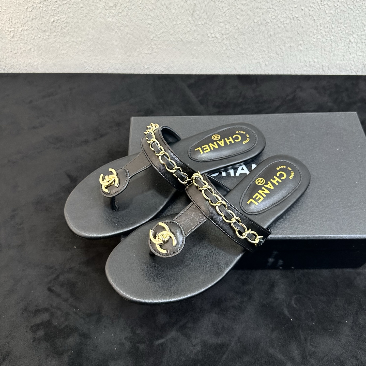 NO:876147,Chanel classic thong chain flat slippers, small fragrant classic chain decoration, metal logo embellishment adds a sense of detail, simple and versatile style, full of high-end feeling on the foot, versatile and timeless, upper cowhide, original molded hardware, inner padding sheepskin, genuine leather outsole, size 35-39 (40 41 custom-made), split-toe shoes, chanel, slippers, cowhide, sheepskin, Leather soles19860909Chanel经典款夹趾链条平底拖鞋 小香风经典链条装饰 金属logo点缀增添细节感 简约百搭款 上脚高级感满满 百搭不过时 鞋面牛皮 原版开模五金 内里垫脚羊皮 真皮大底 尺码35-39（40 41 定做）,分趾鞋,chanel,slippers,cowhide,sheepskin,Leather soles,Women's Shoes