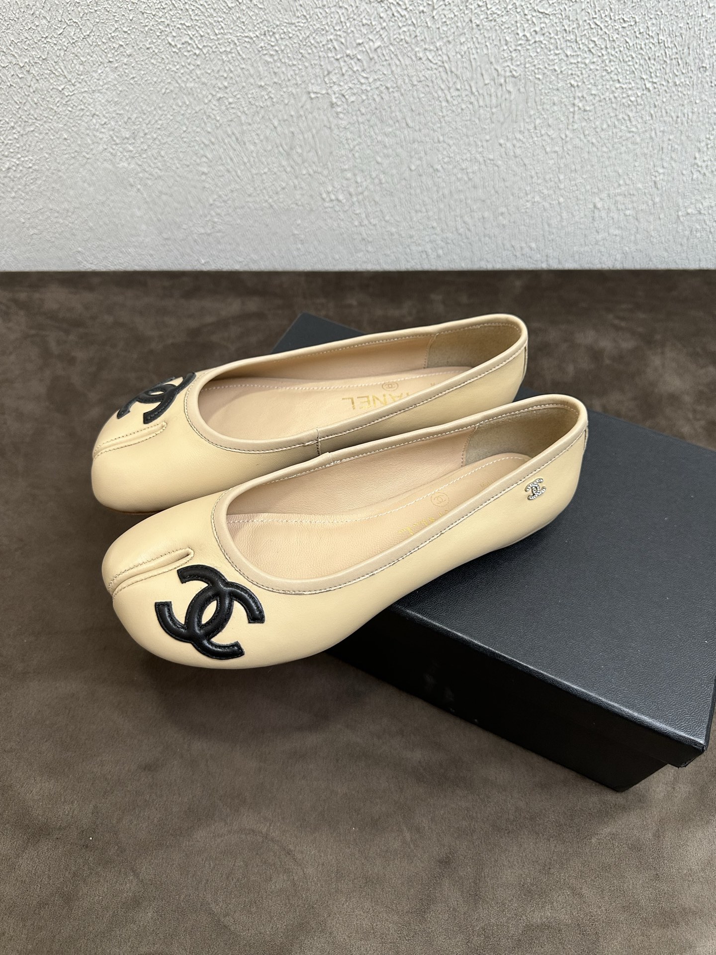 NO:876141,Chanel Chanel small fragrance C spring and summer split-toe ballet shoes, light luxury and high-end atmosphere full of handmade split-toe design + classic double C embroidery + soft sole flat heel multi-color hot model, 2026 counters will be updated at the same time, purchase the top level!  Original lasting process, the same shoe model at the counter!  The upper toes perfectly make the legs look longer and slimmer, and they are soft and waxy without any wear on the feet after being worn for a long time. You can go in and out of the counter for comparison without stress!  Good shoes, full of details from head to toe!  Material: Imported fine sheepskin upper + split-toe design. Four colors available. Lining/foot pads imported soft sheepskin. Original Italian non-slip and wear-resistant genuine leather outsole. Authentic molded split-toe flat heel last, 1cm heel height, a must-have for the exquisite goddess shoe cabinet!  Size 35-39 (40/41 custom-made, non-returnable), single shoes, chanel, chanel, chanel, sheepskin, Leather soles19860909Chanel香奈儿小香风C家春夏分趾鞋芭蕾舞鞋 轻奢高级氛围感拉满手工分趾设计+经典双C刺绣+软底平跟多色爆款2026专柜同步上新 代购顶配级别！原版套楦工艺,专柜同款鞋型！上脚极致显腿长显瘦,久穿软糯不磨脚,可出入专柜无压力比对！好鞋子从头到脚细节拉满！ 材料进口细腻羊皮鞋面+分趾设计 四色可选 内里／垫脚进口柔软羊皮 鞋底原版意大利防滑耐磨真皮大底 正品开模定型分趾平跟楦型,跟高1cm,精致女神鞋柜封神必备款！ 尺码35-39（40/41定做不退换）,单鞋,chanel,chanel,chanel,sheepskin,Leather soles,Women's Shoes