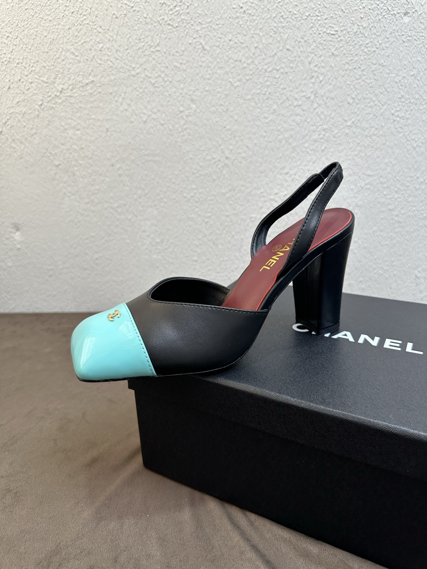 NO:876135,Chanel Chanel small square toe back strap thick heel sandals multi-color color blocking style, a light luxury atmosphere style, classic contrasting color splicing design is retro and exquisite, with a celebrity French style, the upper foot is noble and eye-catching. The square toe style softly modifies the foot shape, the thick heel is stable and easy to wear, taking into account elegance and comfort, it is easy to adapt to commuting, dating, and daily outings, and is versatile in various styles. The upper is made of sheepskin and the lining is made of sheepskin.  Sole Italian genuine leather outsole, heel height 8.5cm, size 35-39 (40, 41 customized, non-returnable), high heels and sandals, chanel, chanel, sandals, high heels, sheepskin, Leather soles19860909Chanel香奈儿小香方头后绊带粗跟凉鞋 多色拼色款 轻奢氛围感神款,经典撞色拼接设计复古又精致,自带名媛法式格调,上脚显贵又吸睛.方头版型柔和修饰脚型,粗跟稳走好穿,兼顾优雅与舒适度,通勤、约会、日常出街轻松适配,百搭各种穿搭风格. 鞋面羊皮拼接 内里垫脚羊皮 鞋底意大利真皮大底 跟高8.5cm 码数35-39（40、41定做不退换）,高跟鞋凉鞋,chanel,chanel,sandals,high heels,sheepskin,Leather soles,Women's Shoes