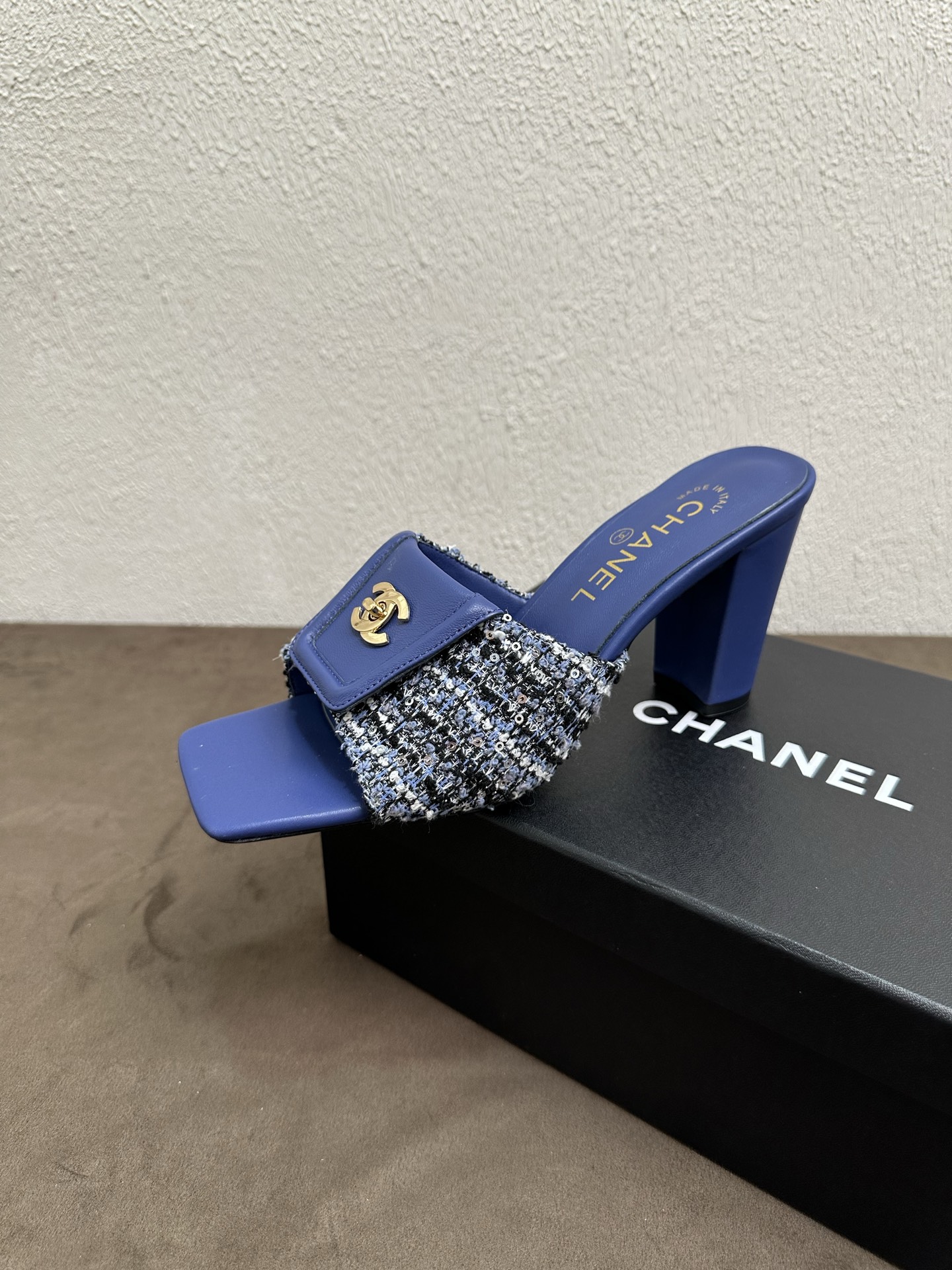 NO:876129,Chanel Chanel Little Fragrance Style C House Spring and Summer Square Toe Thick Heel Fish Mouth Sandals, light luxury and high-end atmosphere, full of glossy solid color upper + metal double C buckle + temperament thick heel multi-color hot style, 2026 counters simultaneously new, the upper foot is the ultimate lengthening of the legs and slimming, long-term wear is soft and waxy, and you can go in and out of the counter to compare without pressure!  Good shoes, full of details from head to toe!  Material: Imported fine glossy cowhide + square toe straight strap design. Five colors available. Lining/foot pads imported soft sheepskin. Genuine leather outsole. Authentic molded square toe thick heel last, heel height 8cm. Sizes 35-39 (40 made to order, non-returnable), high heels and slippers, chanel, chanel, chanel, high heels, slippers, cowhide, sheepskin, Leather soles.19860909Chanel香奈儿小香风C家春夏方头粗跟鱼嘴凉拖 轻奢高级氛围感拉满光面纯色鞋面+金属双C饰扣+气质粗跟多色爆款2026专柜同步上新,上脚极致显腿长显瘦,久穿软糯不磨脚,可出入专柜无压力比对！好鞋子从头到脚细节拉满！ 材料进口细腻光面牛皮+方头一字带设计 五色可选 内里／垫脚进口柔软羊皮 鞋底真皮大底 正品开模定型方头粗跟楦型,跟高8cm 尺码35-39（40定做不退换）,高跟鞋拖鞋,chanel,chanel,chanel,high heels,slippers,cowhide,sheepskin,Leather soles,Women's Shoes