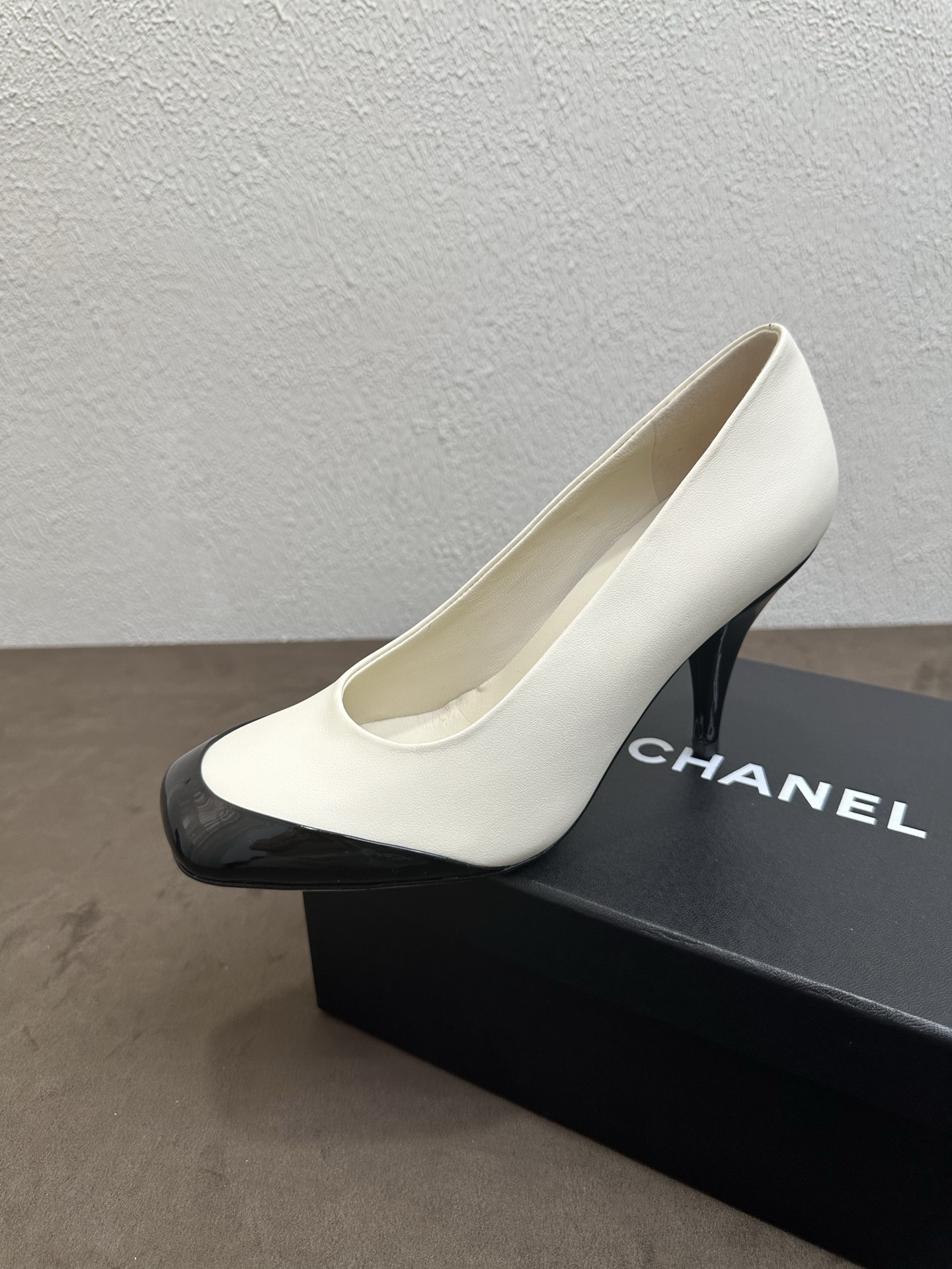 NO:876110,Chanel Chanel Little Fragrance Style C Spring and Summer Color Matching Pointed Toe Stiletto High Heels Single Shoes Light Luxurious and High-end Atmosphere Full of Contrast Colored Patent Leather Toe + Metal Glossy High Heel + Simple Shallow Mouth Multi-Color Hot Style 2026 Counters Are Available Simultaneously New Top Level Purchasing Agents!  Original lasting process, the same shoe model at the counter!  The upper toes perfectly make the legs look longer and slimmer, and they are soft and waxy without any wear on the feet after being worn for a long time. You can go in and out of the counter for comparison without stress!  Good shoes, full of details from head to toe!  Material imported fine glossy cowhide + contrasting patent leather toe design. Multiple colors available. Lining/foot pads imported soft sheepskin. Genuine leather outsole. Authentic molded pointed pointed stiletto last, heel height 9cm, size 35-39 (40.41 custom-made, non-refundable), high-heeled sandals, chanel, chanel, chanel, sandals, high heels, cowhide, sheepskin, Leather soles19860909Chanel香奈儿小香风C家春夏拼色尖头细跟高跟鞋单鞋轻奢高级氛围感拉满撞色漆皮鞋头+金属亮面高跟+简约浅口多色爆款2026专柜同步上新 代购顶配级别！原版套楦工艺,专柜同款鞋型！上脚极致显腿长显瘦,久穿软糯不磨脚,可出入专柜无压力比对！好鞋子从头到脚细节拉满！ 材料进口细腻光面牛皮+撞色漆皮鞋头设计 多色可选 内里／垫脚进口柔软羊皮 鞋底真皮大底 正品开模定型尖头细跟楦型,跟高9cm 尺码35-39（40.41定做不退换）,高跟鞋凉鞋,chanel,chanel,chanel,sandals,high heels,cowhide,sheepskin,Leather soles,Women's Shoes